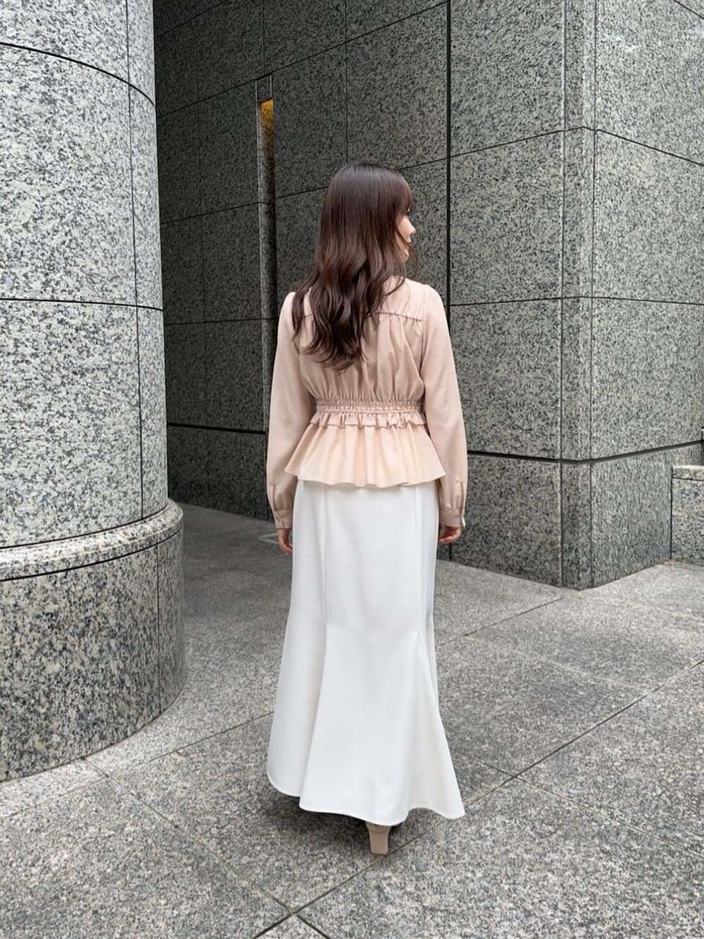 ベージュ系のシャツ/ブラウス、ホワイト系のスカートを着用したレディースの冬コーディネートの3枚目の写真