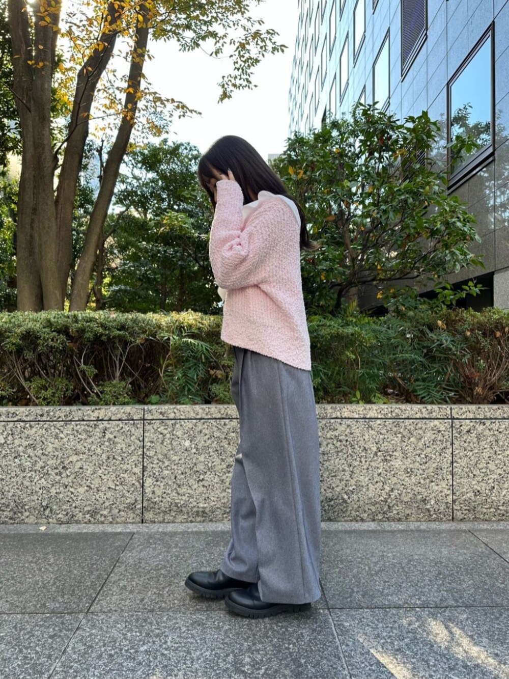ブラック系のブーツ、ブラック系のダウンジャケット/コート、ホワイト系のシャツ/ブラウスを着用したレディースの冬コーディネートの2枚目の写真