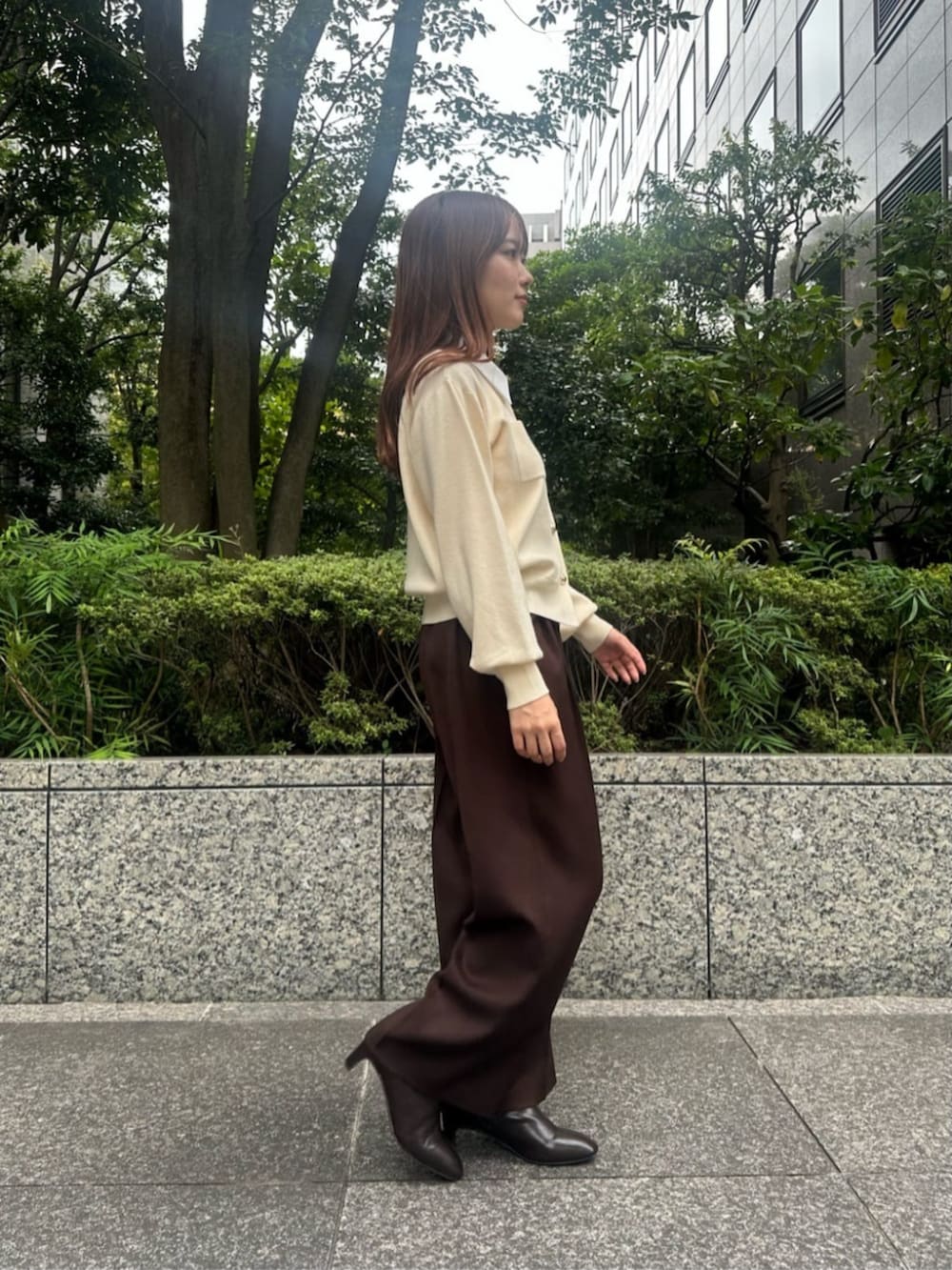 ブラウン系のブーツ、ホワイト系のカーディガン/ボレロ、ブラウン系のその他パンツを着用したレディースの秋コーディネートの2枚目の写真