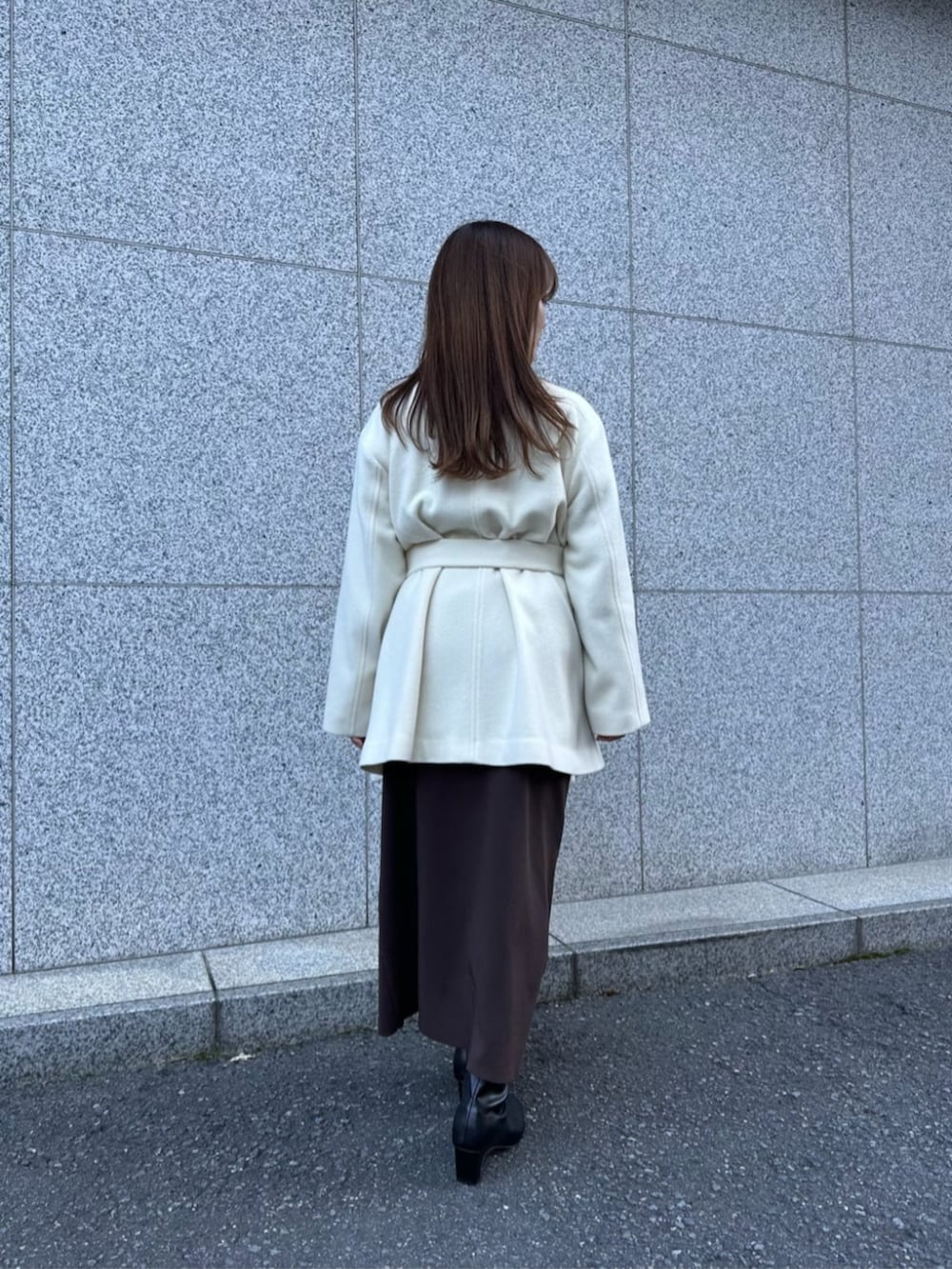 ブラック系のブーツ、ベージュ系のその他パンツ、ブラウン系のワンピースを着用したレディースの冬コーディネートの2枚目の写真