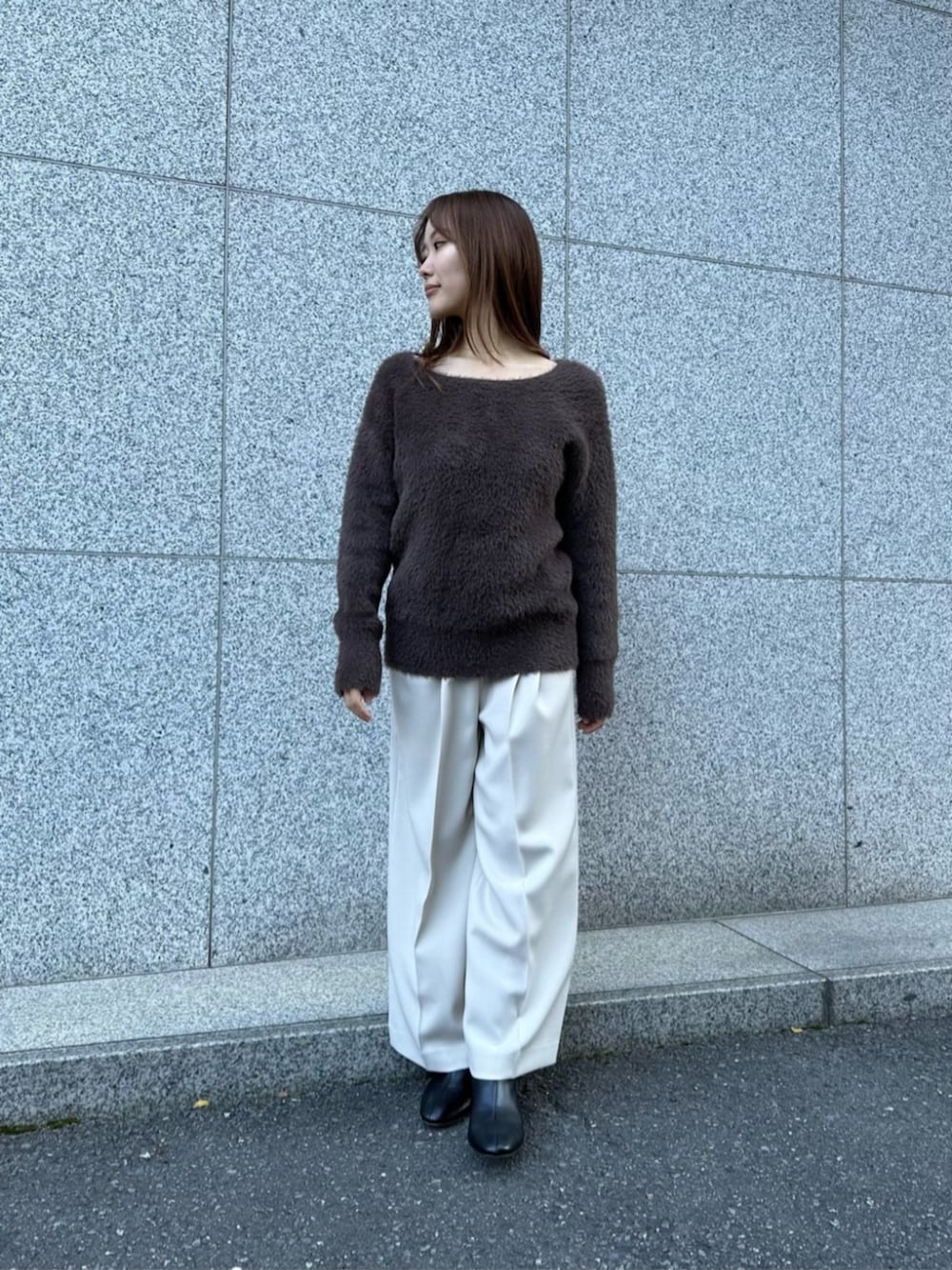 ブラック系のブーツ、ベージュ系のその他パンツ、ブラウン系のワンピースを着用したレディースの冬コーディネートの5枚目の写真