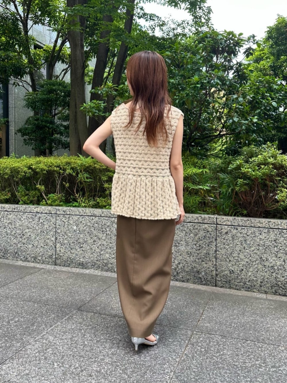 シルバー系のサンダル、ベージュ系のシャツ/ブラウス、ブラウン系のスカートを着用したレディースの夏コーディネートの2枚目の写真