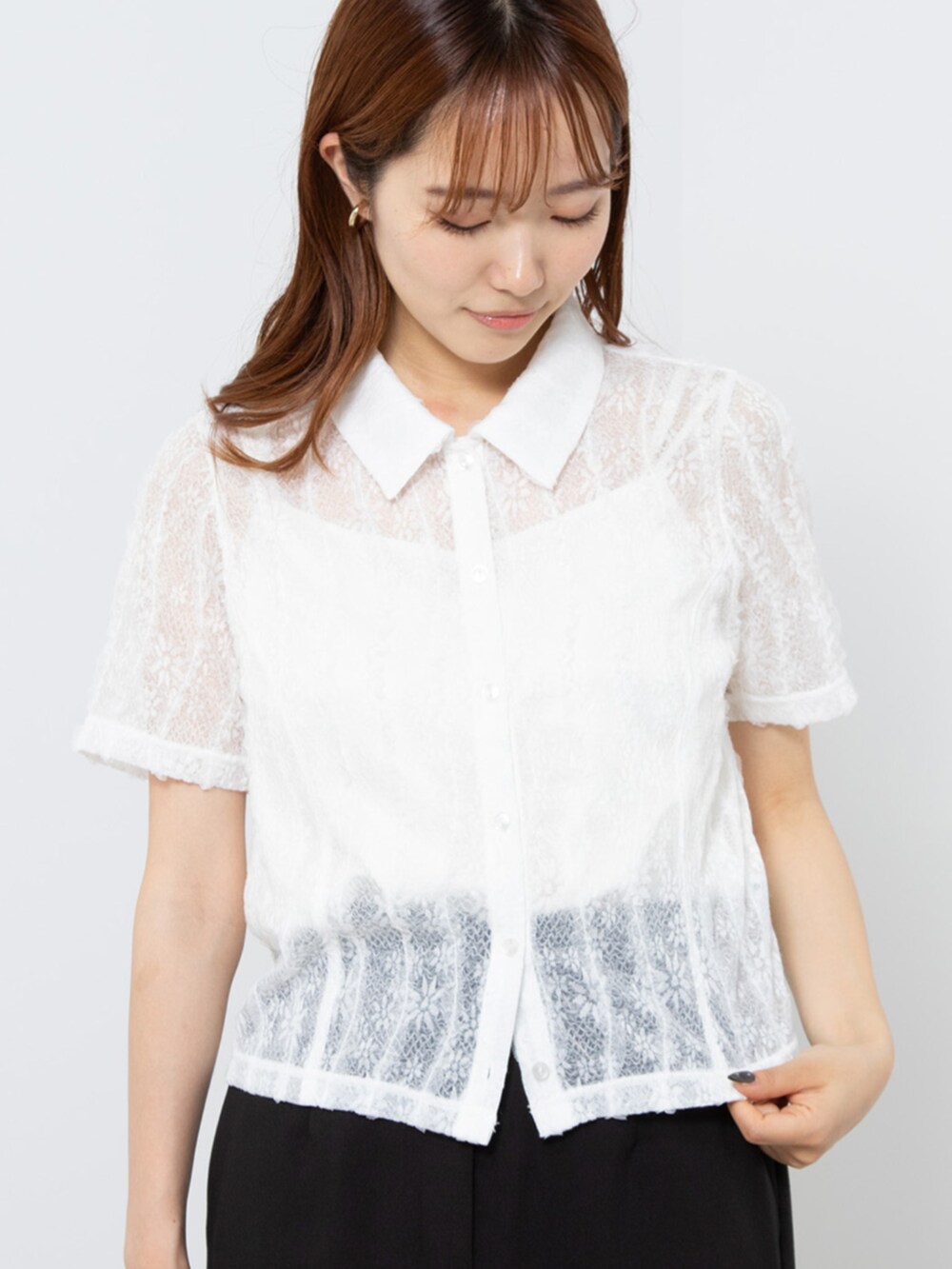 ホワイト系のシャツ/ブラウス、ブラック系のスカート、ブラック系のボストンバッグを着用したレディースの夏コーディネートの5枚目の写真
