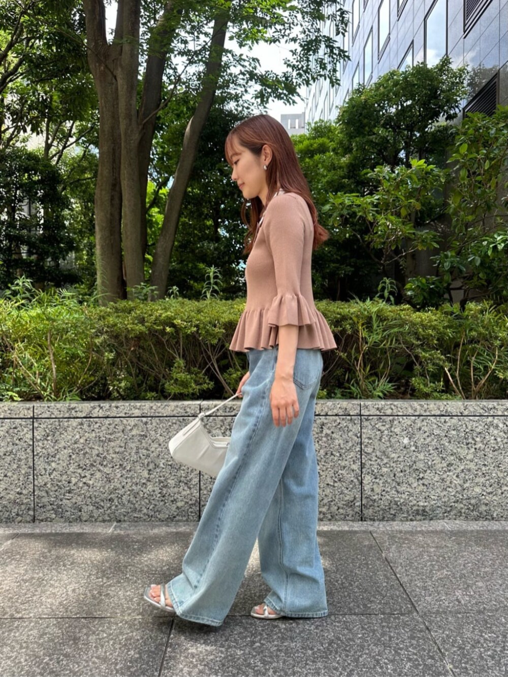 シルバー系のサンダル、ホワイト系のショルダーバッグ、ベージュ系のニット/セーターを着用したレディースの秋コーディネートの2枚目の写真