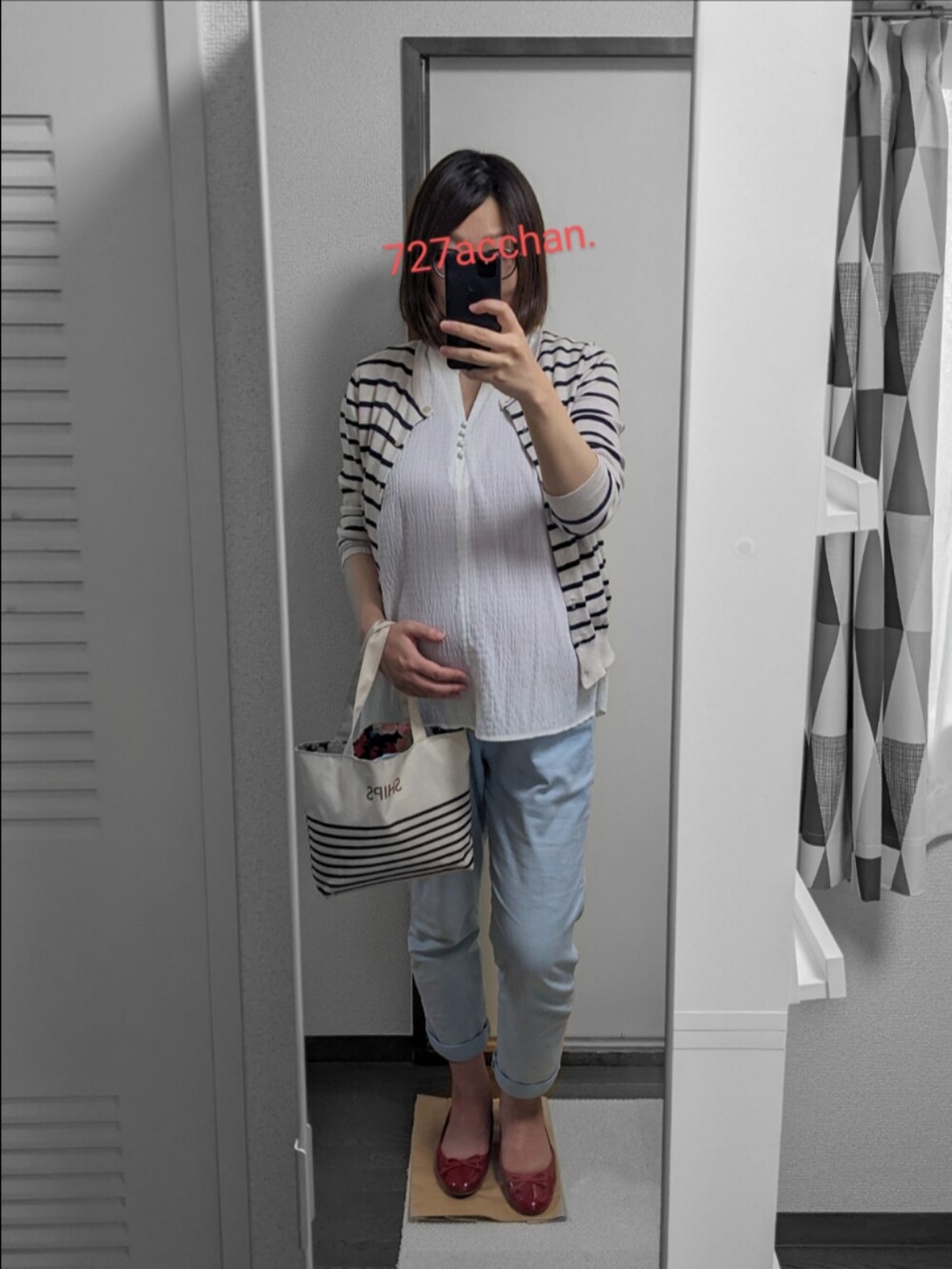 グレー系のカーディガン/ボレロ、パープル系のタンクトップ、ブラウン系のバレエシューズを着用したレディースの春コーディネートの2枚目の写真