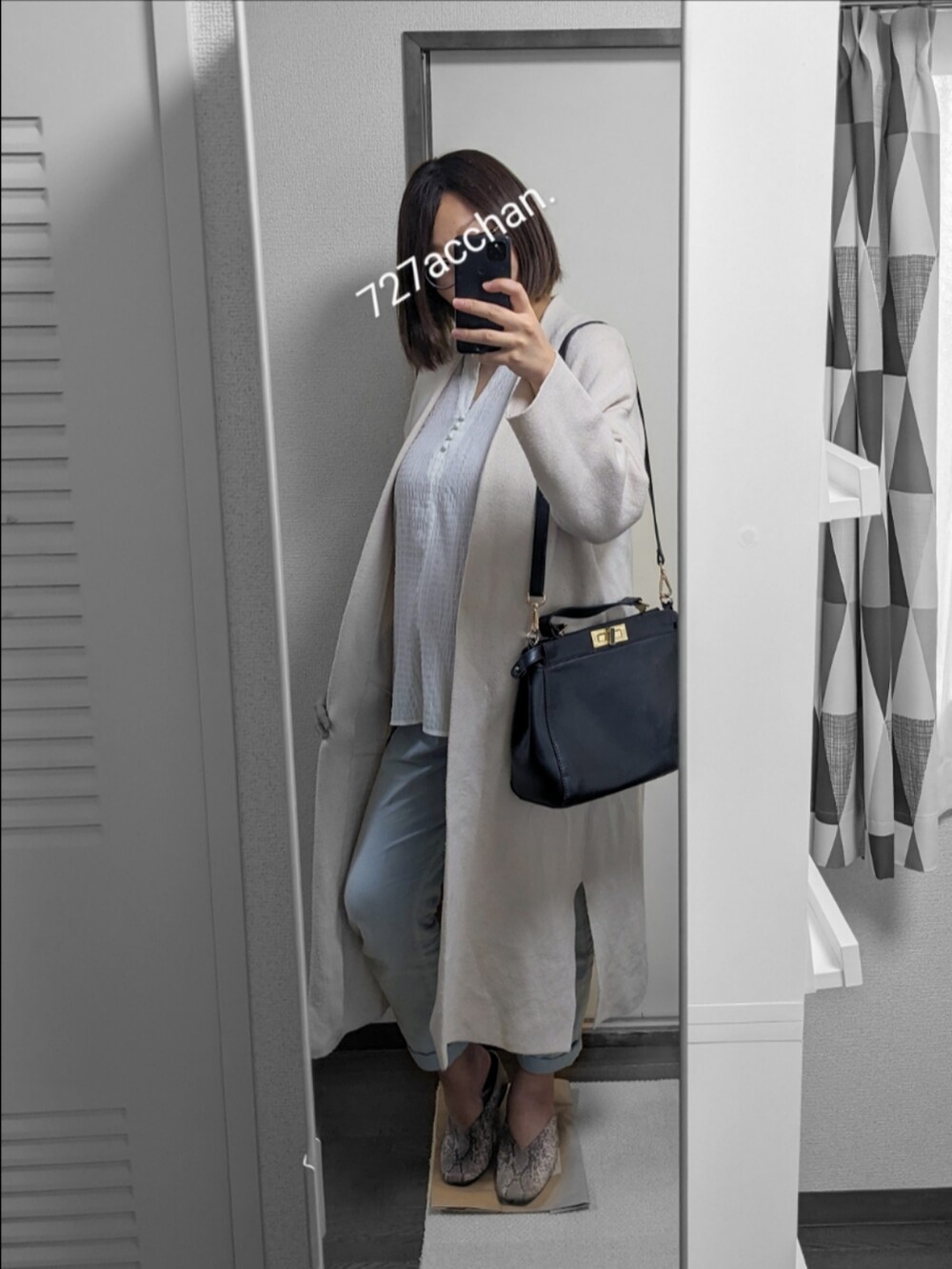 グレー系のカーディガン/ボレロ、パープル系のタンクトップ、ブラウン系のバレエシューズを着用したレディースの春コーディネートの3枚目の写真