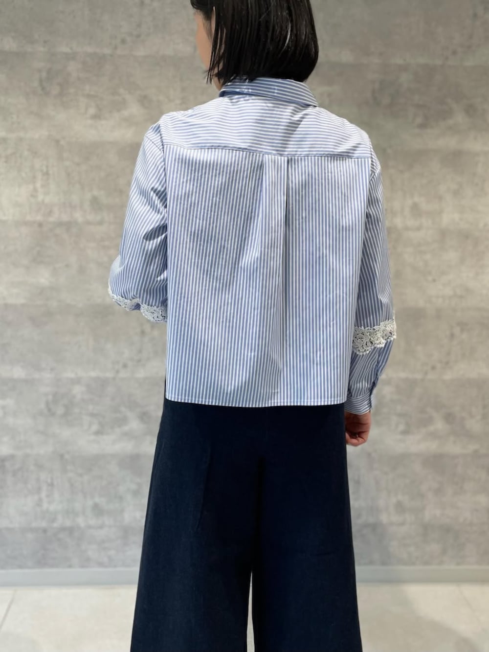 ブルー系のその他パンツ、その他のシャツ/ブラウスを着用したレディースの冬コーディネートの2枚目の写真