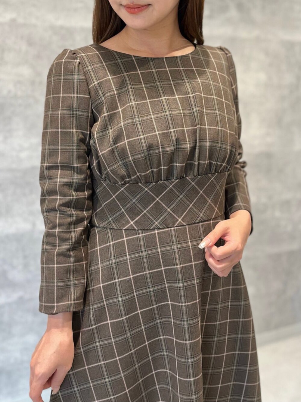 ブラウン系のワンピースを着用したレディースの秋コーディネートの3枚目の写真