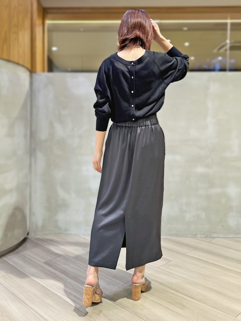 「アミュプラザ鹿児島店_SAYAKA、STRAWBERRY-FIELDS(STRAWBERRY-FIELDS)、シアーニット、カーディガンコーデ、カーゴスカート、ナロースカート、モノトーンコーデ、涼感スタイル、通勤スタイル、都会的カジュアル、洗濯機OKアイテム、LOOKBOOK掲載、夏コーデ、サンダル、ICHIE」｜「STRAWBERRY-FIELDSのナローサテンカーゴスカート（スカート、グレー系）」を使った、STRAWBERRY-FIELDSさん（レディース・163cm）の夏コーディネートの4枚目の写真