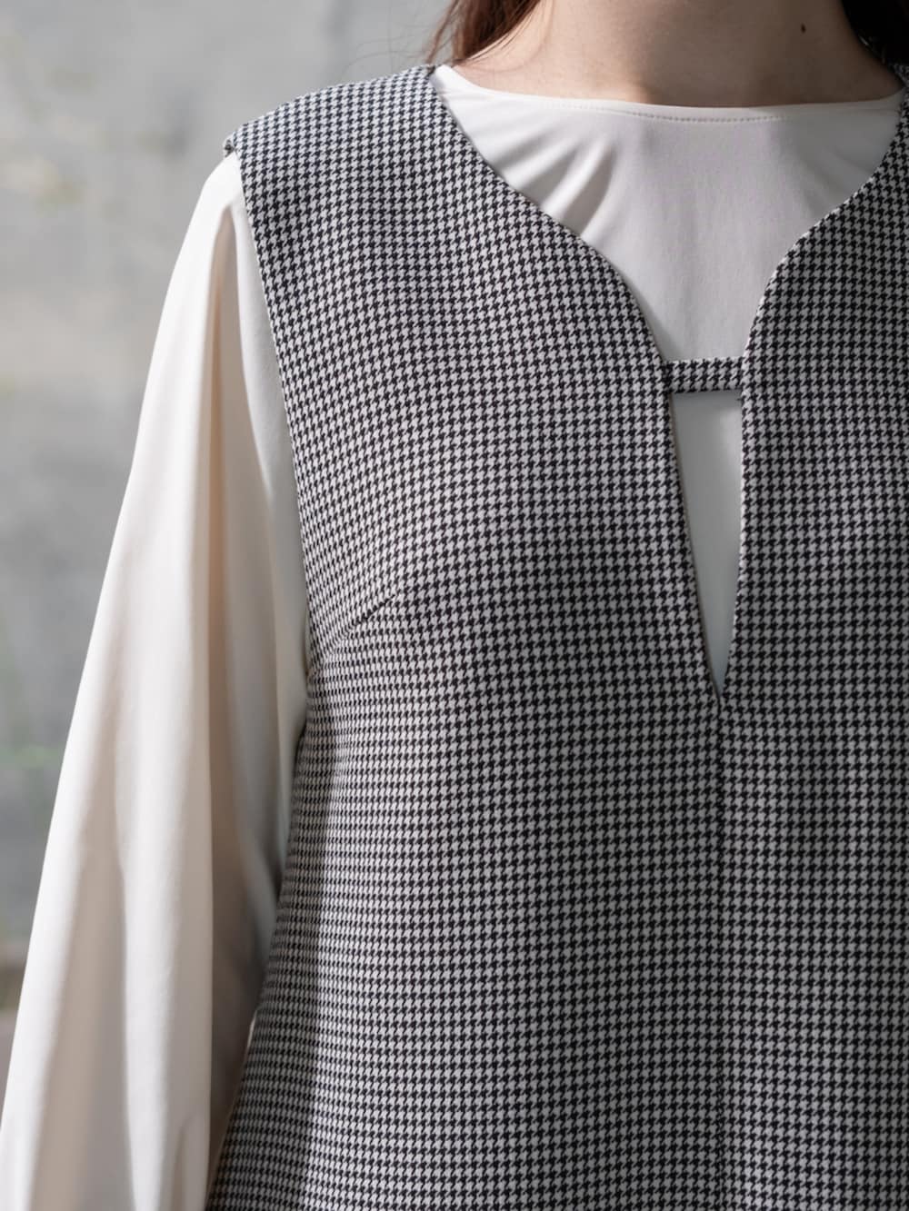 その他のジャンパースカート、ホワイト系のシャツ/ブラウスを着用したレディースの冬コーディネートの3枚目の写真