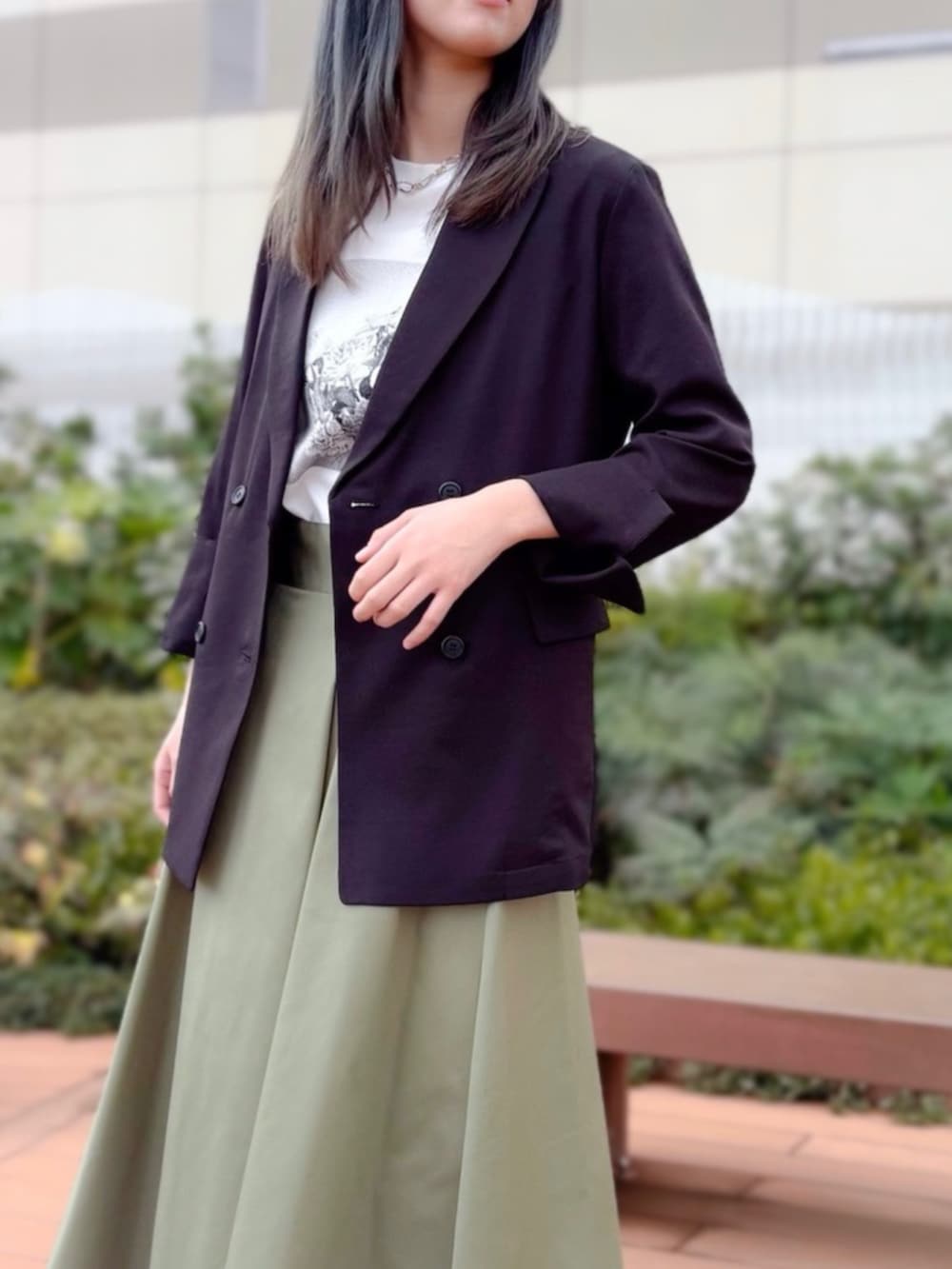 「フラワープリントTシャツ、フレアスカート、ラップ風スカート、春夏コーデ、オリジナルプリント、セレクトアイテム、ライトカーキスカート、洗濯機OK、デイリーコーデ、きれいめカジュアル、お出かけスタイル、ナチュラルトーン、ウエスト調整可能、トラッドスタイル、STRAWBERRY-FIELDS(STRAWBERRY-FIELDS)」｜「STRAWBERRY-FIELDSのC/Pｵﾘｼﾞﾅﾙﾌﾟﾘﾝﾄｔｼｬﾂ（Tシャツ/カットソー、ホワイト系）」を使った、STRAWBERRY-FIELDSさん（レディース・163cm）の夏コーディネートの5枚目の写真