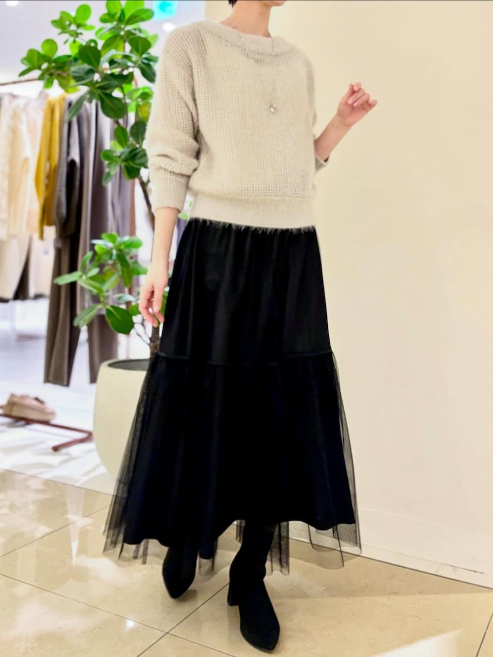 ブラック系のスカート、ピンク系のニット/セーターを着用したレディースの冬コーディネートの2枚目の写真