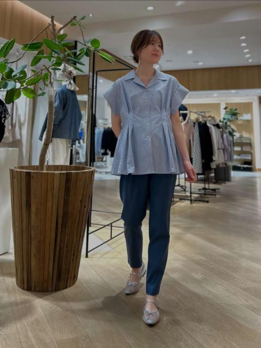 その他のシャツ/ブラウスを着用したレディースの春コーディネートの2枚目の写真