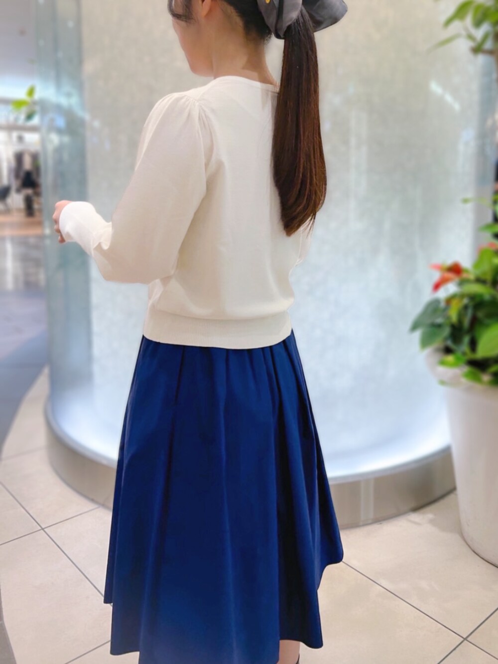 ブルー系のスカートを着用したレディースの秋コーディネートの2枚目の写真