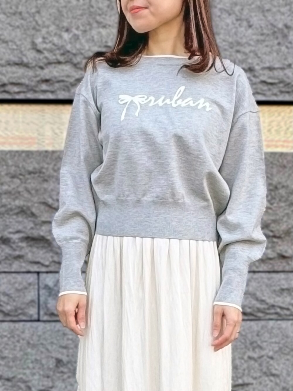 「ピオレ明石店_SAYURI、STRAWBERRY-FIELDS(STRAWBERRY-FIELDS)、UNIVERVAL MUSE、rubanロゴ、ジャガードニット、コンパクトニット、ラグジーサテン、ティアードスカート、光沢素材、ギャザーデザイン、春のカジュアルコーデ、きれいめカジュアル、洗濯機OK、大人フェミニン、2025春夏新作」｜「UNIVERVAL MUSEのミアストレッチ＿ｒｕｂａｎロゴジャガードニット　ニット・セーター（ニット/セーター、グレー系）」を使った、STRAWBERRY-FIELDSさん（レディース・157cm）の春コーディネートの2枚目の写真
