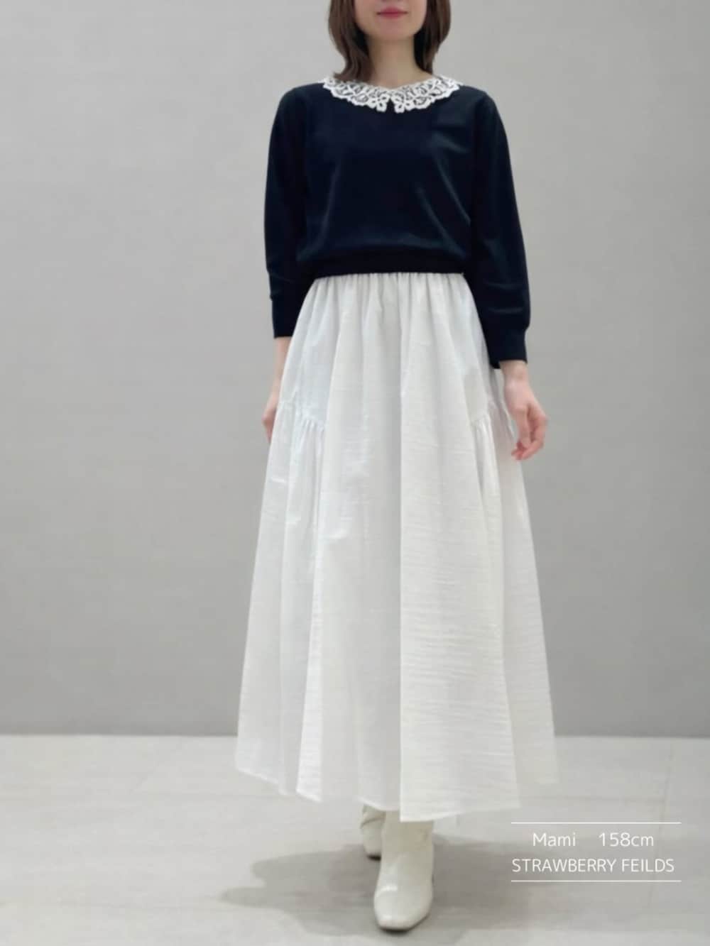 ブラック系のニット/セーターを着用したレディースの冬コーディネートの2枚目の写真