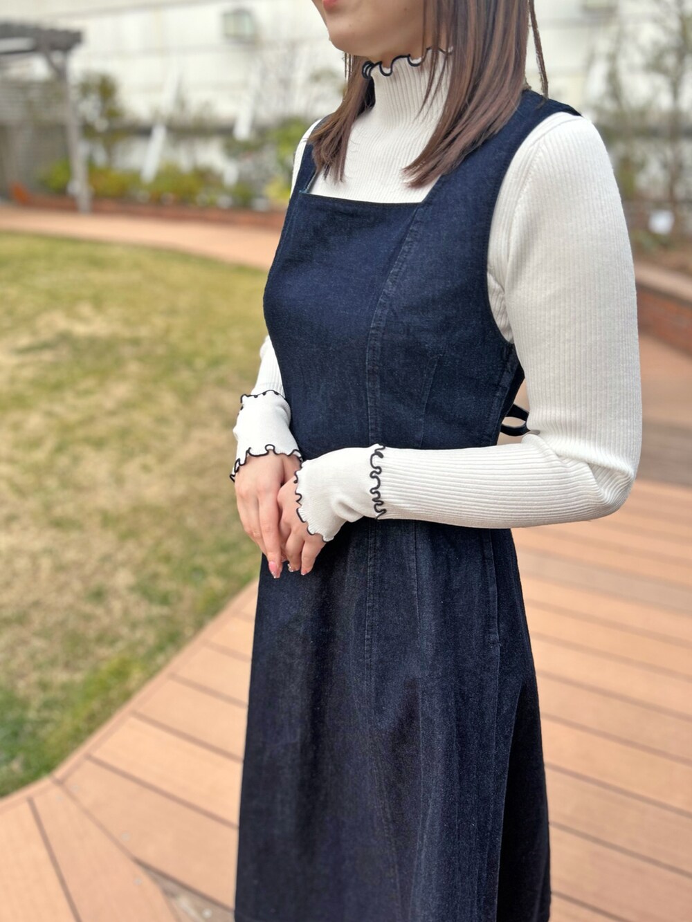 「ワンピース、ジャンパースカート、デートコーデ、STRAWBERRY-FIELDS、バックレースアップ、アリコットストレッチ、アトレ川崎店_ARISA」｜「STRAWBERRY-FIELDSのアリコットストレッチ＿バックレースアップジャンパースカート　ワンピース（ワンピース、ブルー系）」を使った、STRAWBERRY-FIELDSさん（レディース・158cm）の冬コーディネートの2枚目の写真