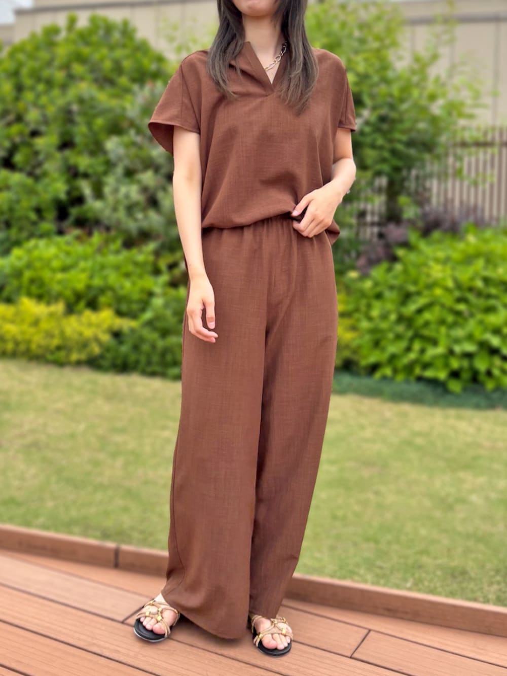 「アトレ恵比寿店_HARUKA、STRAWBERRY-FIELDS(STRAWBERRY-FIELDS)、タンブラーブッチャー、ブラウンコーデ、フレンチスリーブ、ギャザーパンツ、セットアップスタイル、涼感トップス、きれいめカジュアル、こなれカラー、通勤セットアップ、夏のおしゃれ服、手洗いＯＫ、LOOK BOOK掲載、2025夏新作」｜「STRAWBERRY-FIELDSのウエストギャザーパンツ（その他パンツ、ブラウン系）」を使った、STRAWBERRY-FIELDSさん（レディース・163cm）の夏コーディネートの3枚目の写真