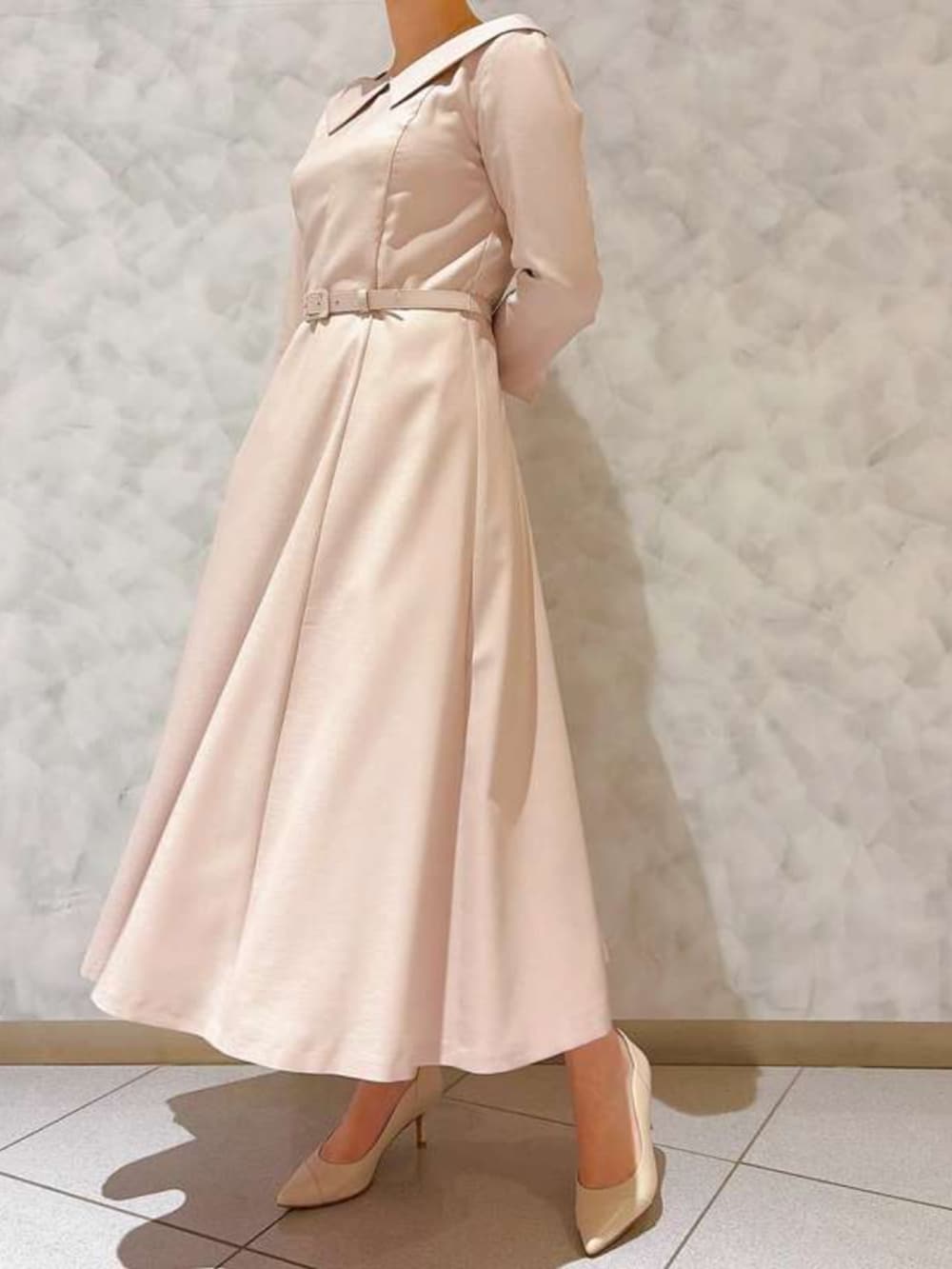 ピンク系のワンピースを着用したレディースの春コーディネートの4枚目の写真