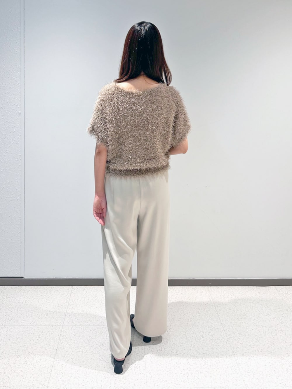 ベージュ系のその他パンツを着用したレディースの夏コーディネートの2枚目の写真