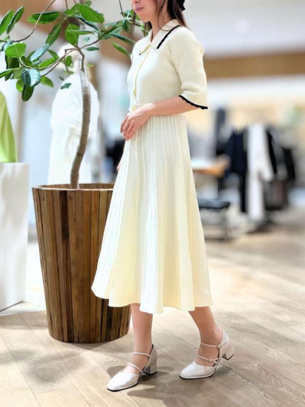 ホワイト系のワンピースを着用したレディースの春コーディネートの2枚目の写真