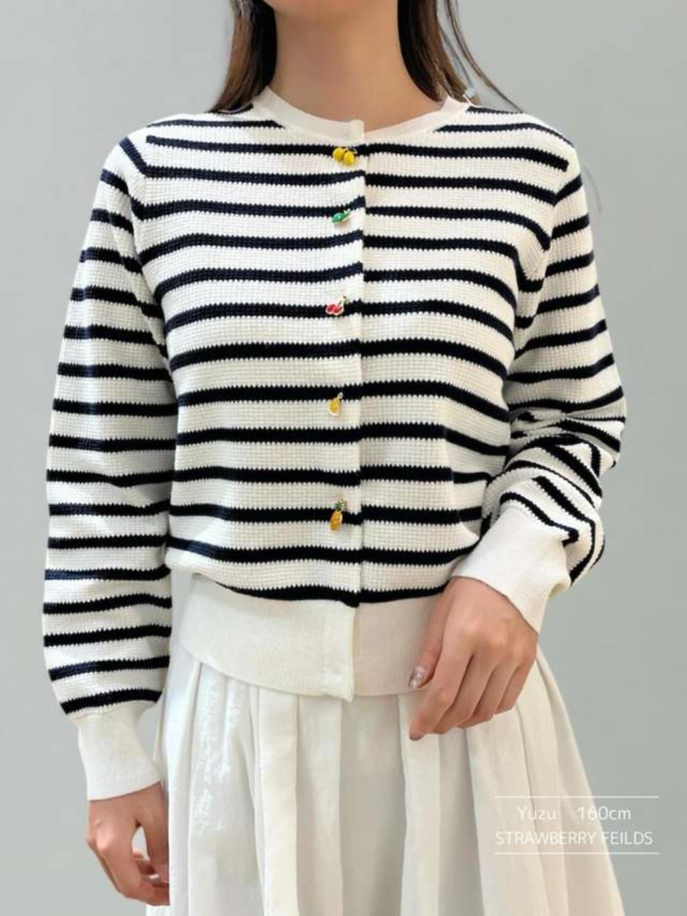 ホワイト系のスカート、ホワイト系のカーディガン/ボレロを着用したレディースの春コーディネートの2枚目の写真