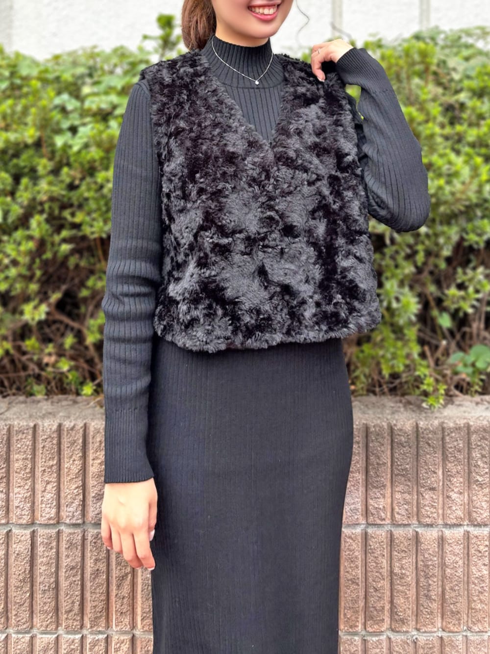 ブラック系のワンピースを着用したレディースの秋コーディネートの2枚目の写真