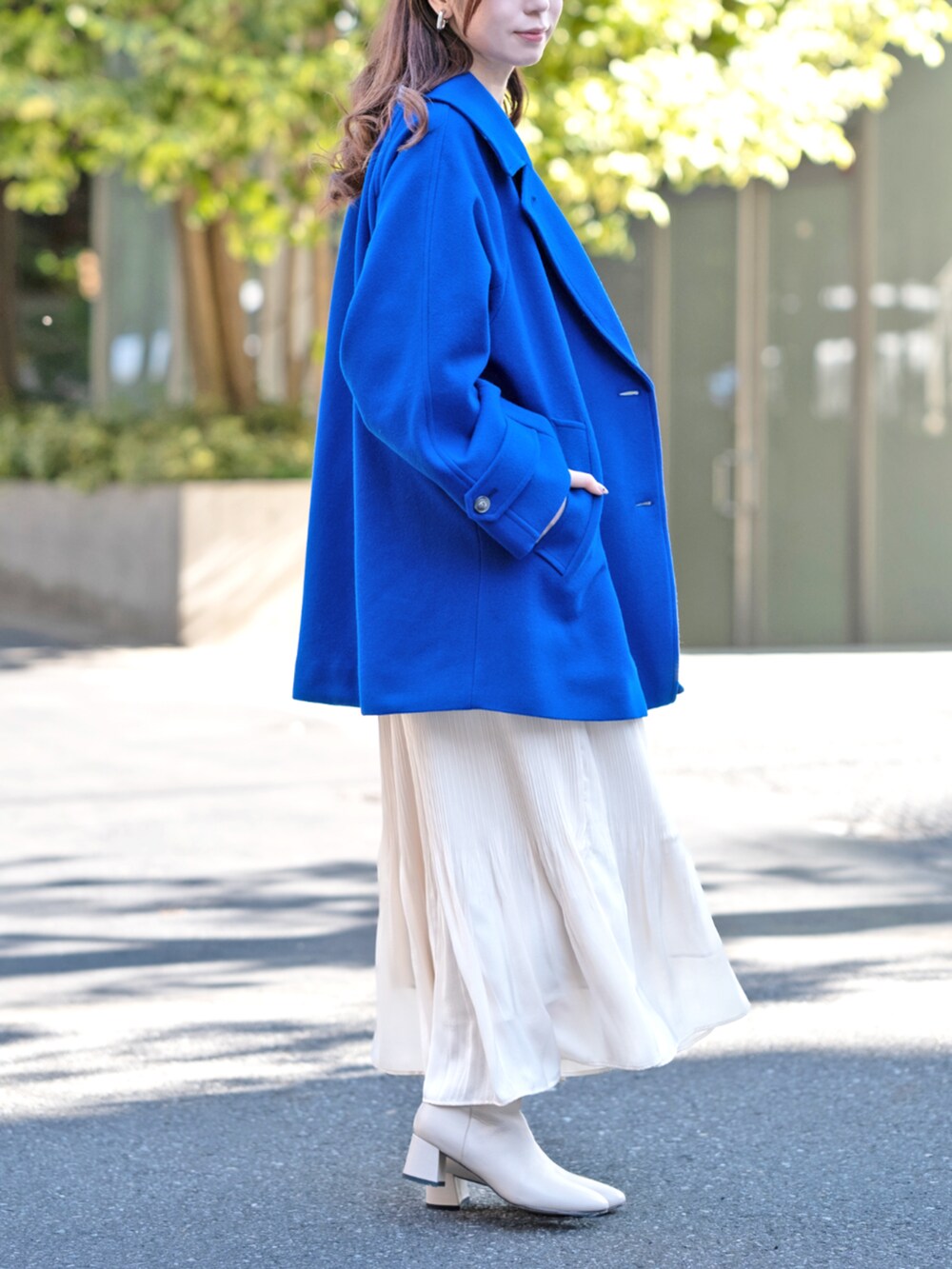 グレー系のニット/セーター、ブルー系のその他アウターを着用したレディースの秋コーディネートの2枚目の写真