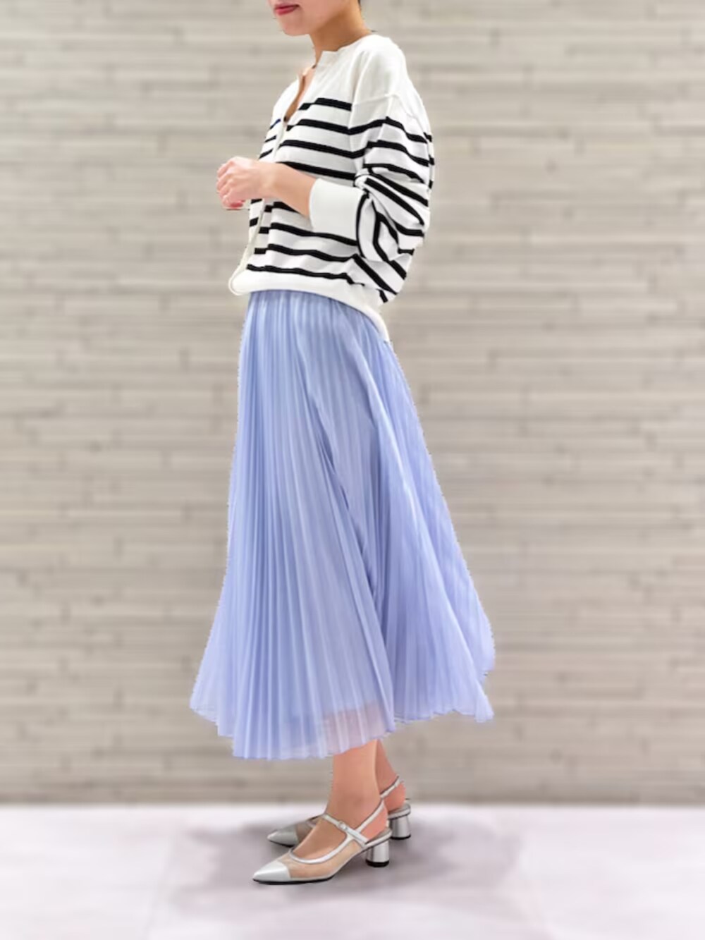 ホワイト系のカーディガン/ボレロを着用したレディースの冬コーディネートの2枚目の写真