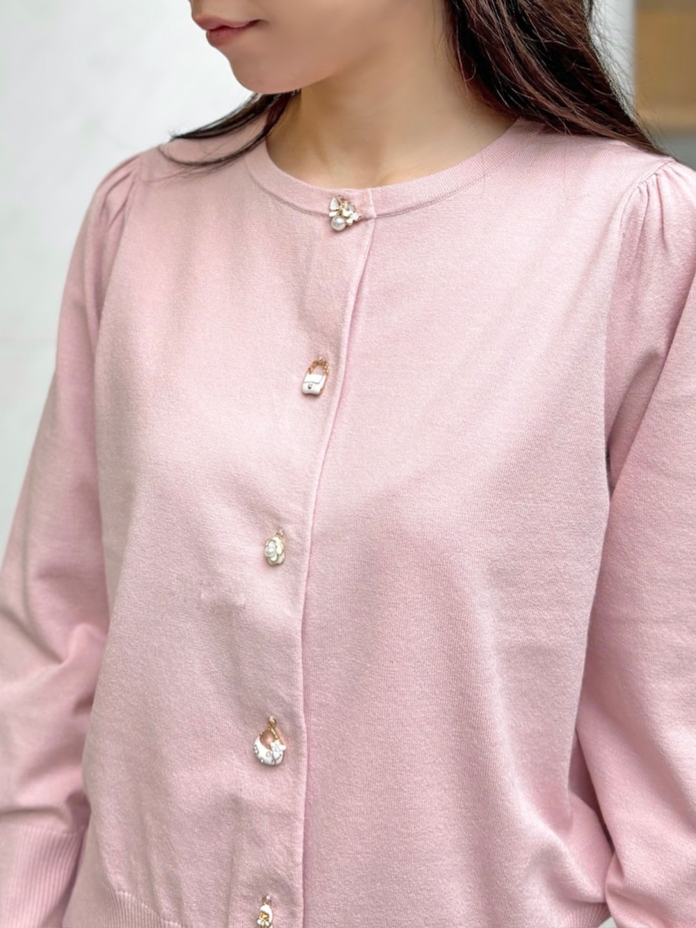 ホワイト系のスカートを着用したレディースの秋コーディネートの3枚目の写真