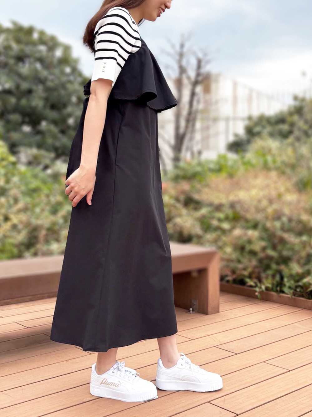 「ブラックコーデ、きれいめカジュアル、春夏コーデ、モノトーンコーデ、大人フェミニン、ストライプトップス、STRAWBERRY-FIELDS、女子会スタイル、バックリボンワンピース、アトレ恵比寿店_MAKO」｜「STRAWBERRY-FIELDSのロゼクロス＿バックリボンキャミワンピース　ワンピース（ワンピース、ブラック系）」を使った、STRAWBERRY-FIELDSさん（レディース・165cm）の春コーディネートの2枚目の写真