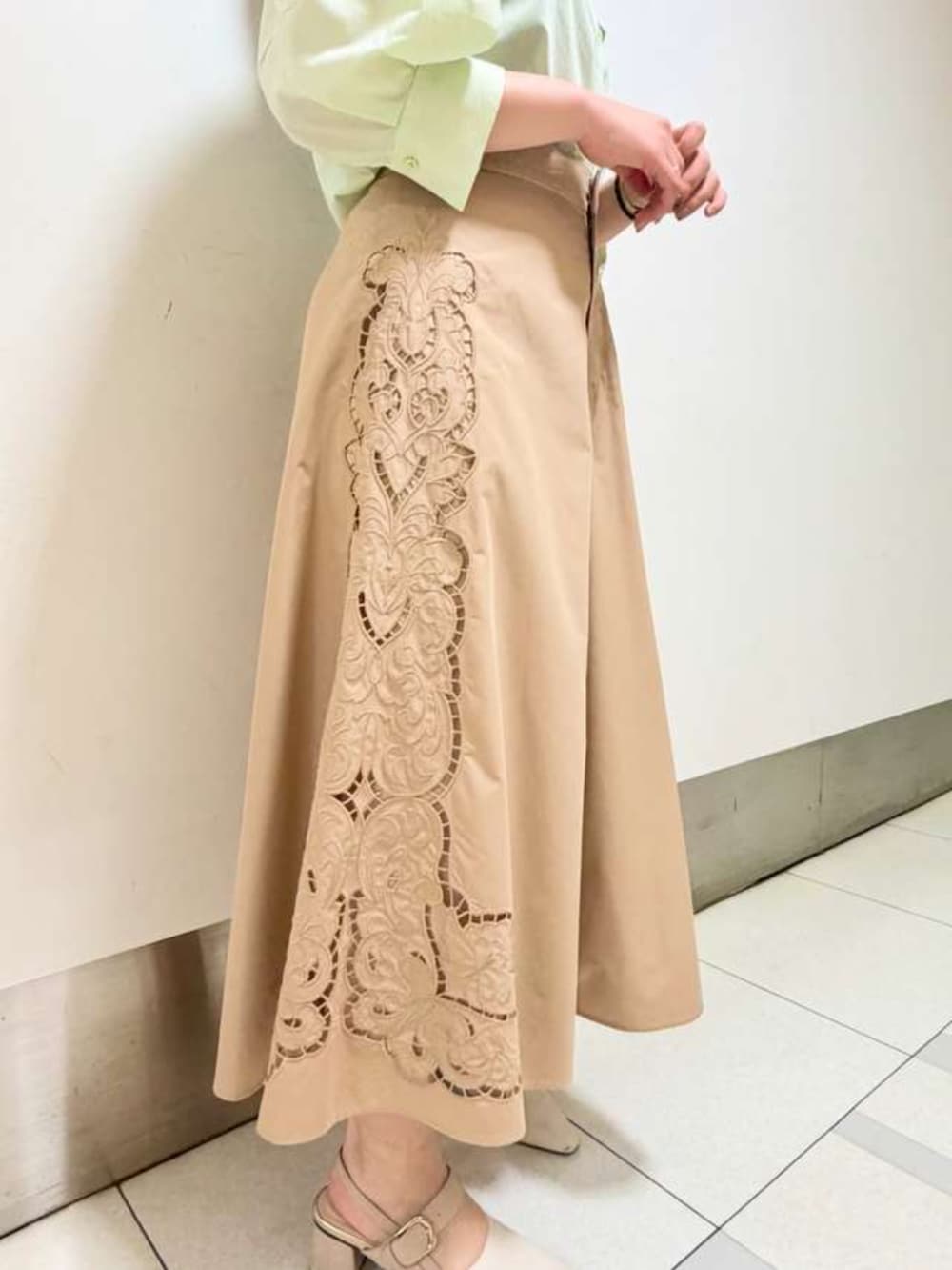 ホワイト系のその他パンツ、グリーン系のシャツ/ブラウスを着用したレディースの春コーディネートの2枚目の写真