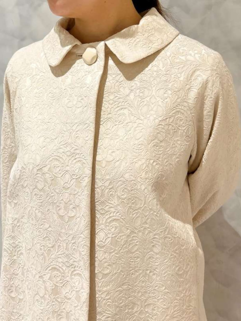 ホワイト系のその他アウターを着用したレディースの春コーディネートの2枚目の写真