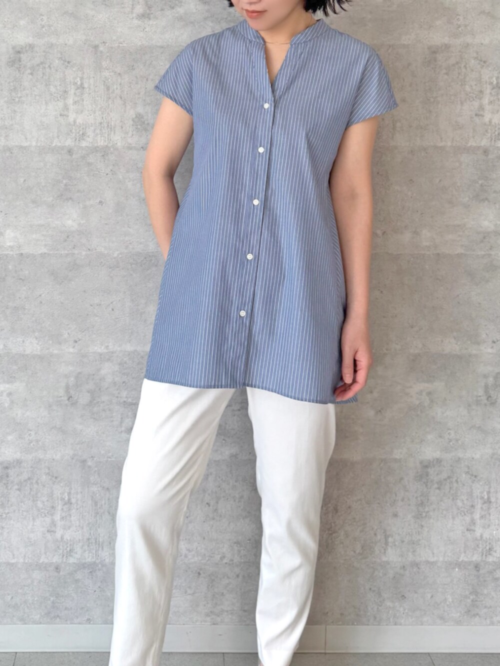 ホワイト系のその他パンツ、その他のシャツ/ブラウスを着用したレディースの夏コーディネートの3枚目の写真