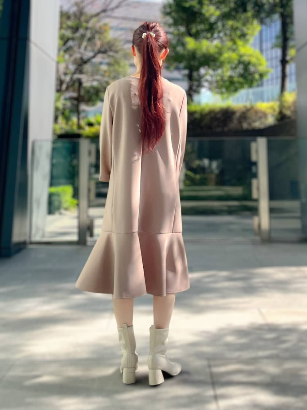 ベージュ系のワンピースを着用したレディースの冬コーディネートの2枚目の写真