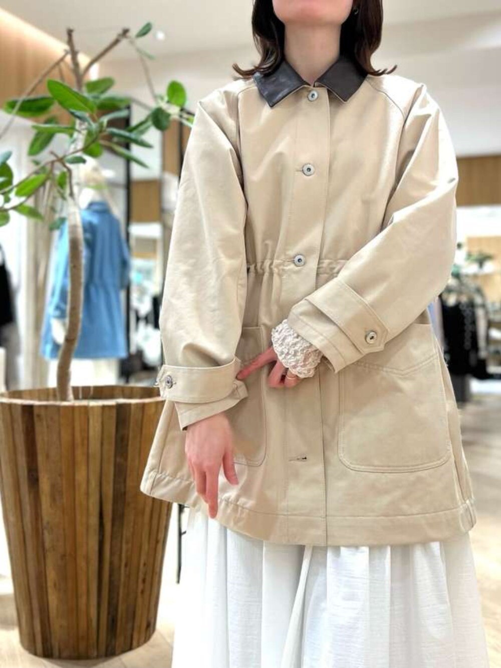 ブルー系のデニムジャケットを着用したレディースの冬コーディネートの3枚目の写真