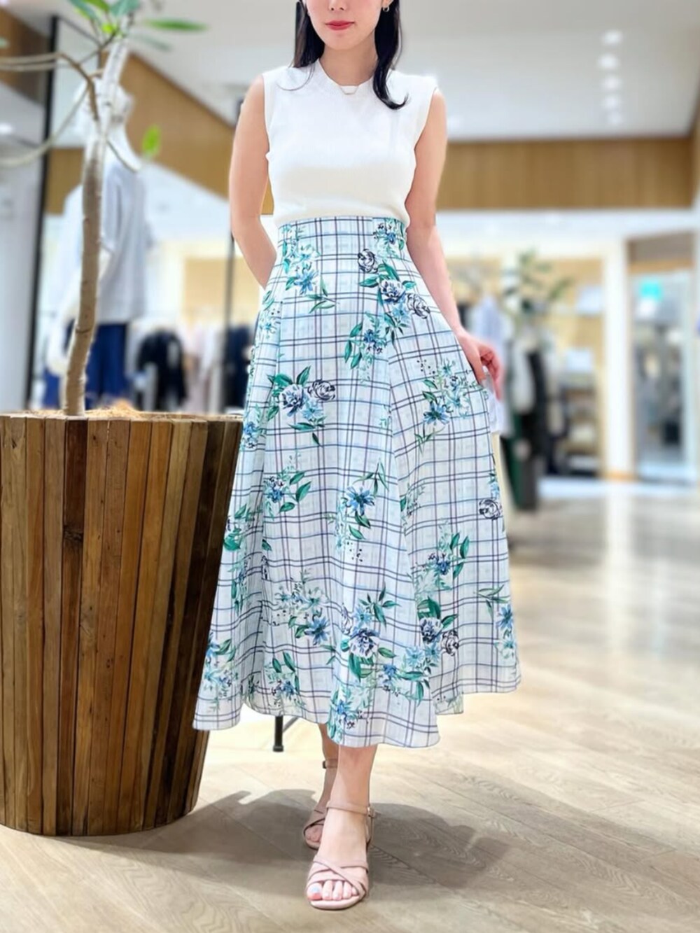 「なんばCITY店_YUZU、STRAWBERRY-FIELDS(STRAWBERRY-FIELDS)、ノースリーブニット、ホワイトニット、プリントスカート、セミマーメイドスカート、チェック×フラワー柄、清涼感コーデ、洗濯機OK、きれいめカジュアル、通勤スタイル、デートコーデ、お出かけコーデ、2025夏LOOKBOOK、大人フェミニンコーデ」｜「STRAWBERRY-FIELDSのソフトマーメイドプリントスカート（スカート、ブルー系）」を使った、STRAWBERRY-FIELDSさん（レディース・160cm）の夏コーディネートの2枚目の写真