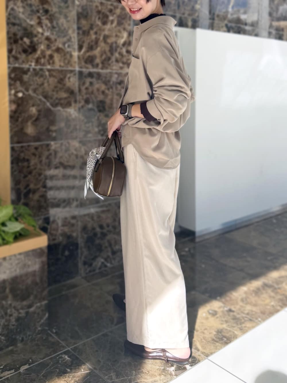 ベージュ系のシャツ/ブラウスを着用したレディースの秋コーディネートの3枚目の写真