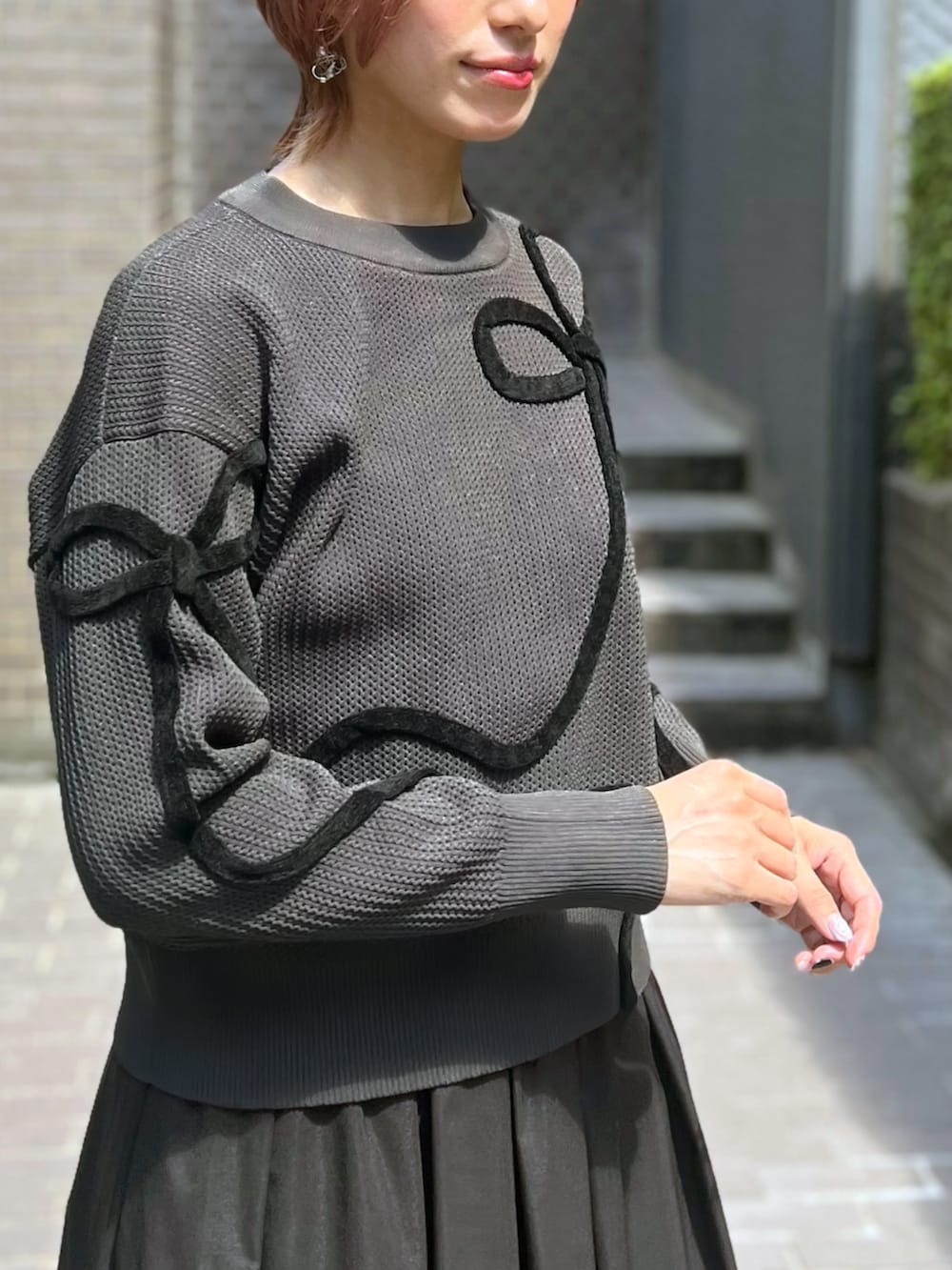 ブラック系のスカートを着用したレディースの秋コーディネートの4枚目の写真