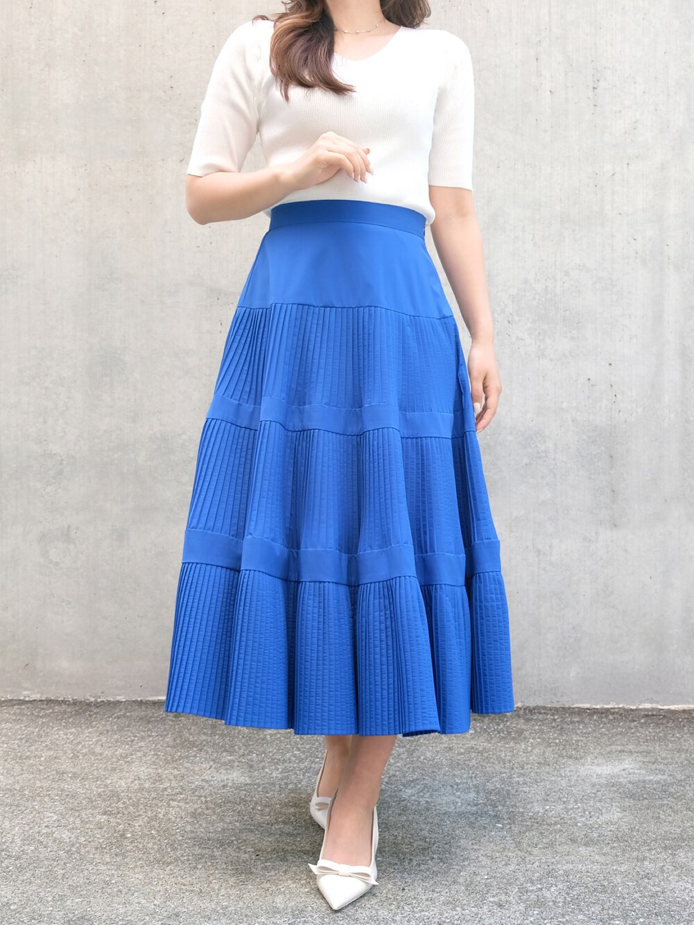 「春スカート、大人フェミニン、STRAWBERRY-FIELDS、予約受付中、上品カジュアル、プリーツデザイン、お呼ばれファッション、ティアードスタイル、ミモレ丈コーデ、春の華やぎコーデ」|「STRAWBERRY-FIELDSのプリーツティアードスカート(スカート、ブルー系)」を使った、STRAWBERRY-FIELDSさん(レディース・162cm)の春コーディネートの2枚目の写真