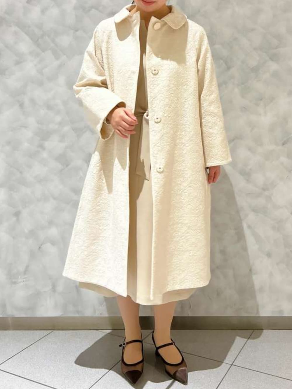 ホワイト系のその他アウターを着用したレディースの春コーディネートの3枚目の写真