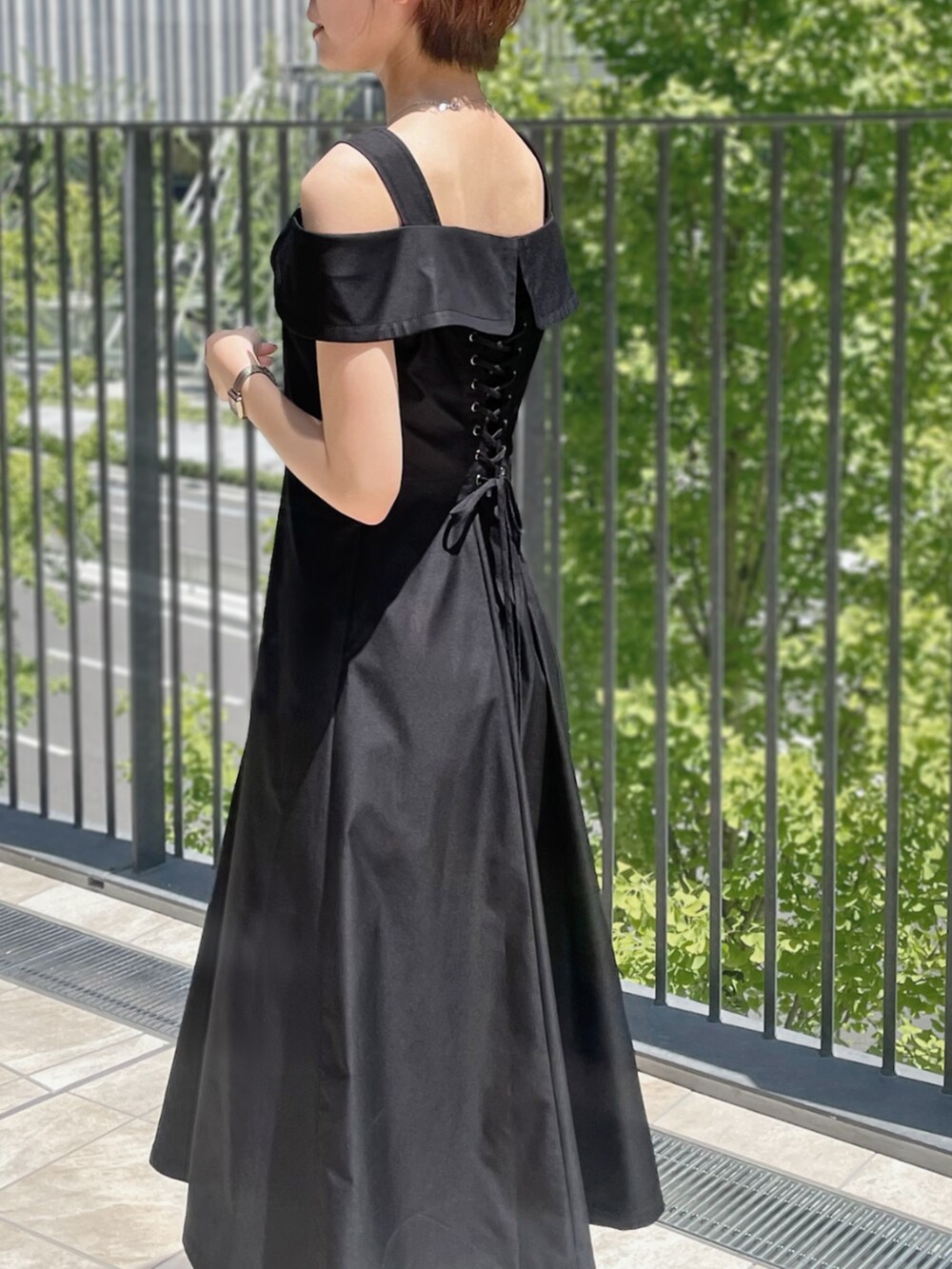 ブラック系のジャンパースカートを着用したレディースの夏コーディネートの4枚目の写真