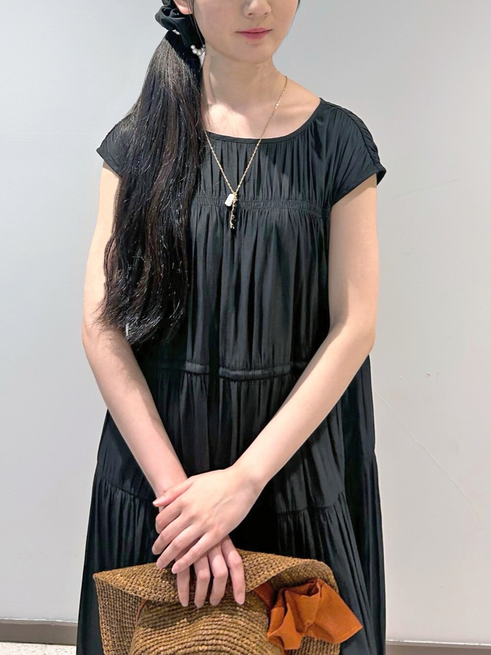 「フェミニンスタイル、お呼ばれコーデ、ストロベリーフィールズ、2wayワンピース、初夏のおでかけ、ティアードワンピ、洗濯機OK、パウダーサテン、STRAWBERRYFIELDS、荻窪ルミネ店_ARISA、STRAWBERRY-FIELDS(STRAWBERRY-FIELDS)」｜「STRAWBERRY-FIELDSのパウダーサテン＿パウダーサテン２ＷＡＹワンピース　ワンピース（ワンピース、ブラック系）」を使った、STRAWBERRY-FIELDSさん（レディース・165cm）の春コーディネートの2枚目の写真