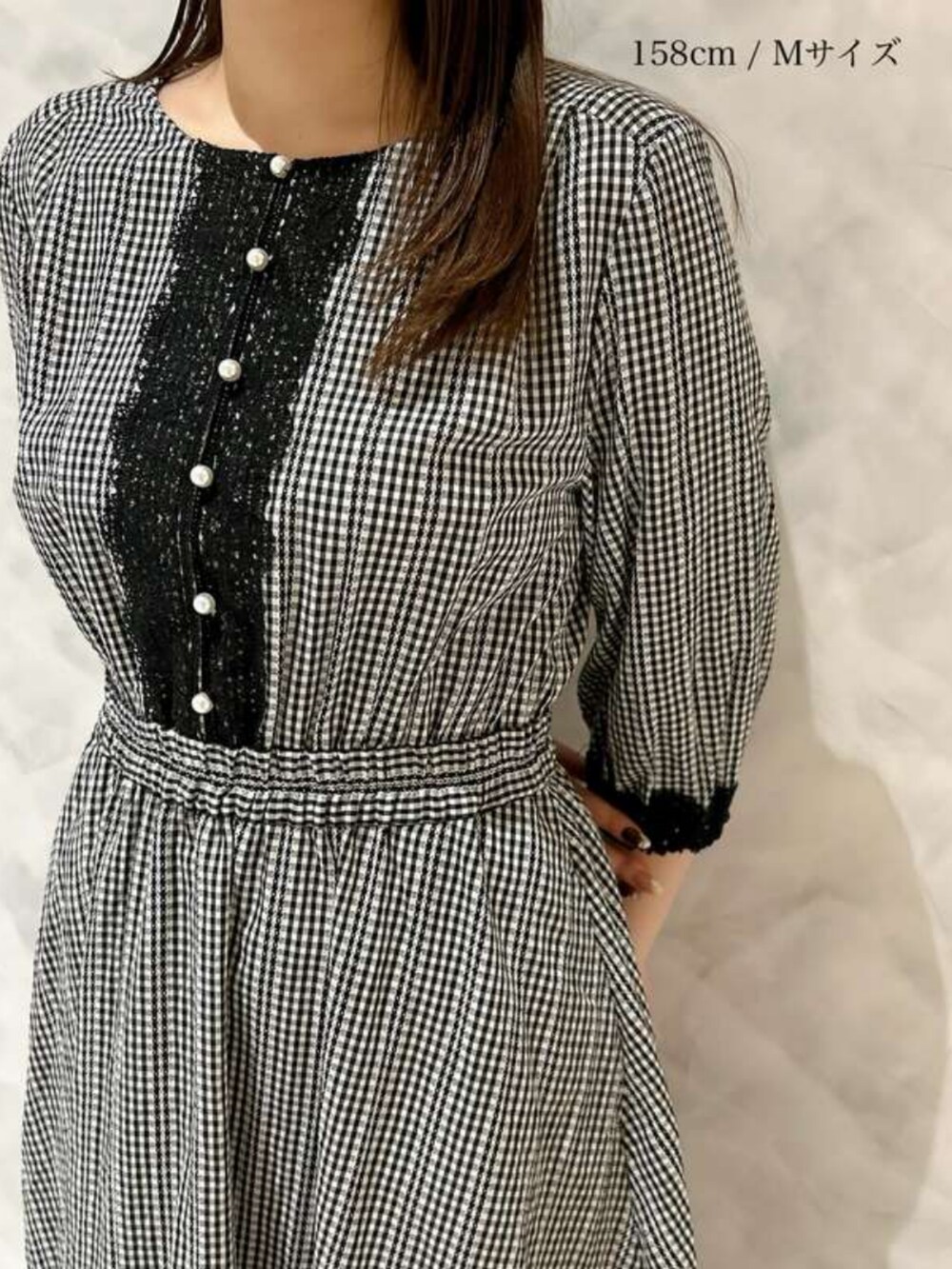 ブラック系のワンピースを着用したレディースの春コーディネートの2枚目の写真