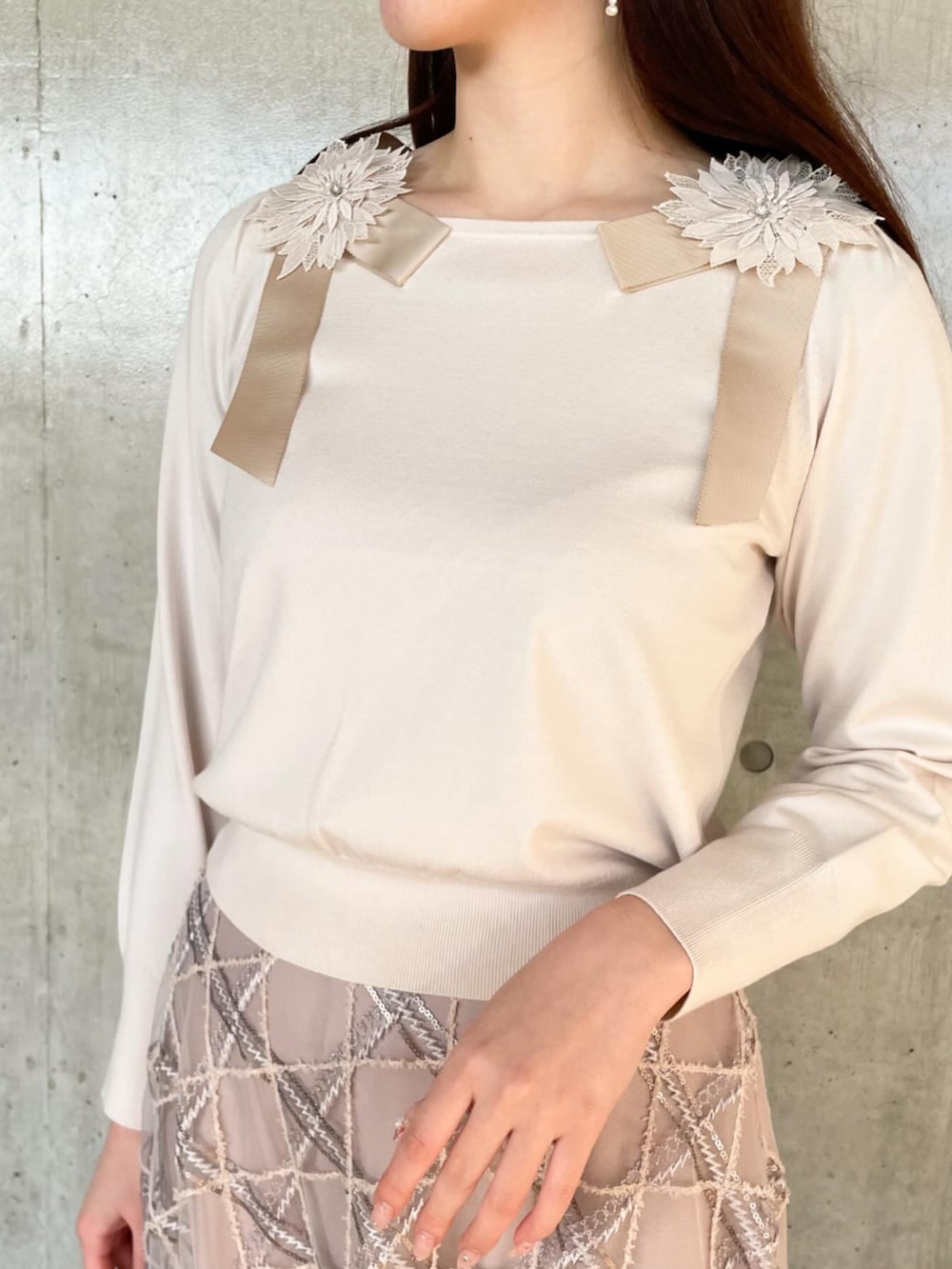 ピンク系のスカート、ピンク系のニット/セーターを着用したレディースの冬コーディネートの3枚目の写真