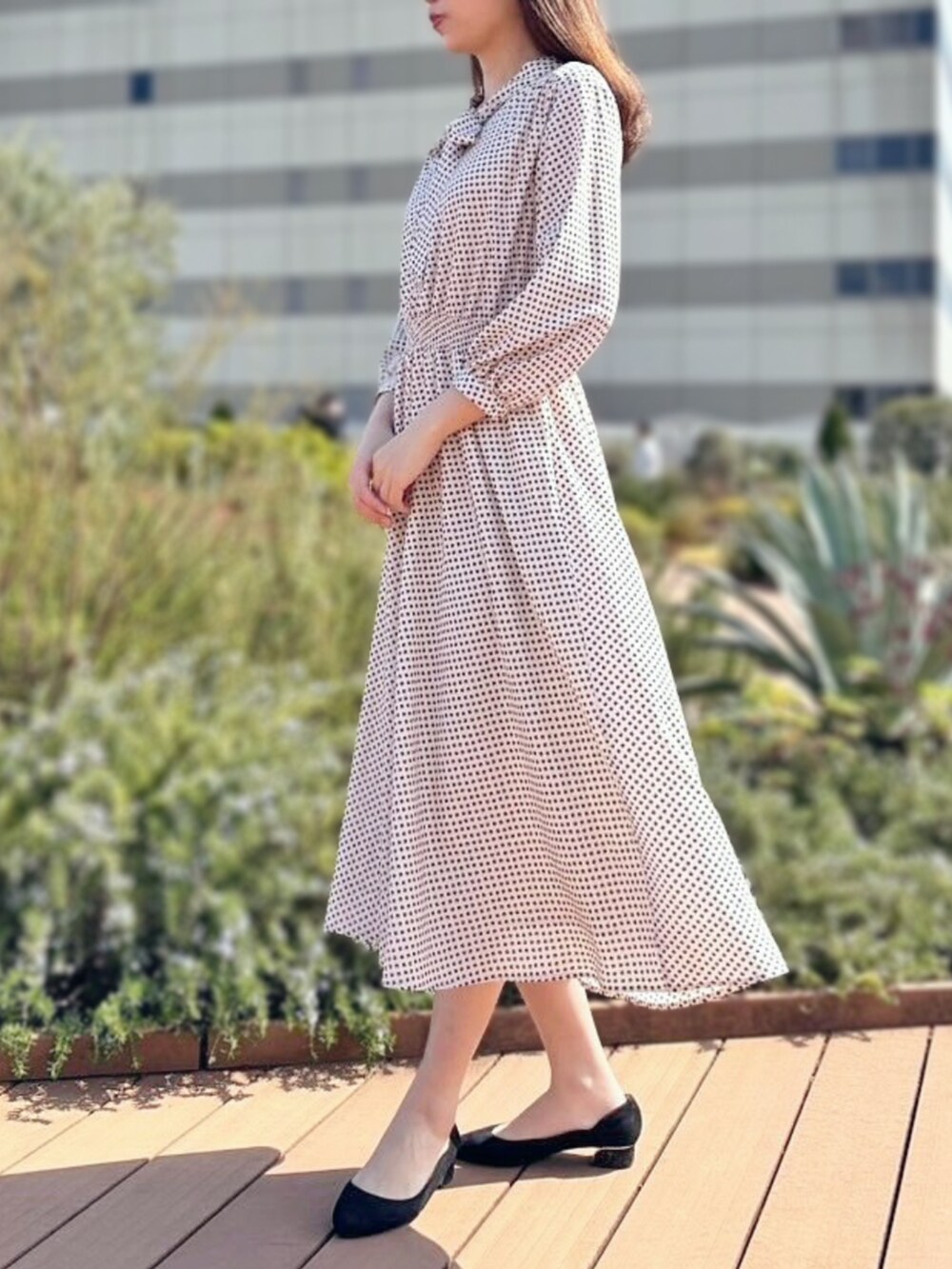 ブルー系のワンピースを着用したレディースの秋コーディネートの2枚目の写真