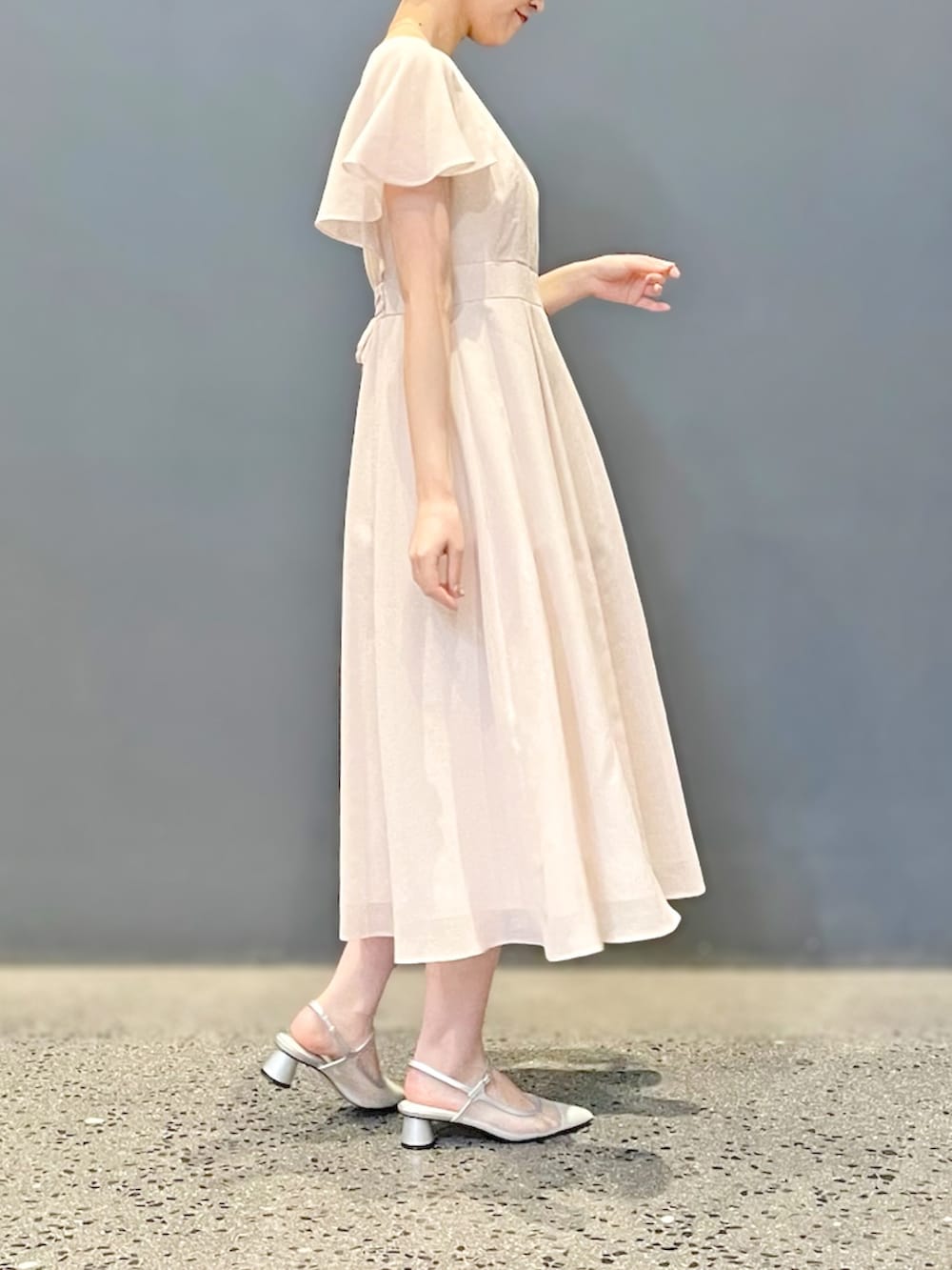 「ルクアイーレ店_MOE」｜「STRAWBERRY-FIELDSのケープスリーブワンピース（ワンピース、ピンク系）」を使った、STRAWBERRY-FIELDSさん（レディース・163cm）の春コーディネートの2枚目の写真