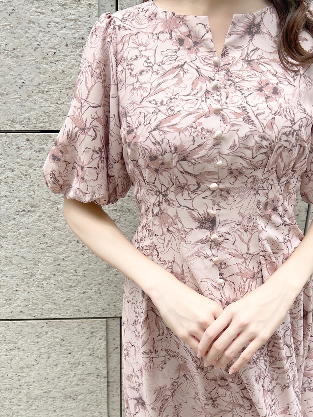 「ストロベリー、大人フェミニン、STRAWBERRY-FIELDS、上品スタイル、スタイルアップコーデ、きれいめワンピース、リリープリントワンピース、パフスリーブワンピース、リリープリント、コルセット風デザイン」｜「STRAWBERRY-FIELDSのリリープリントワンピース　ワンピース（ワンピース、ピンク系）」を使った、STRAWBERRY-FIELDSさん（レディース・158cm）の春コーディネートの4枚目の写真