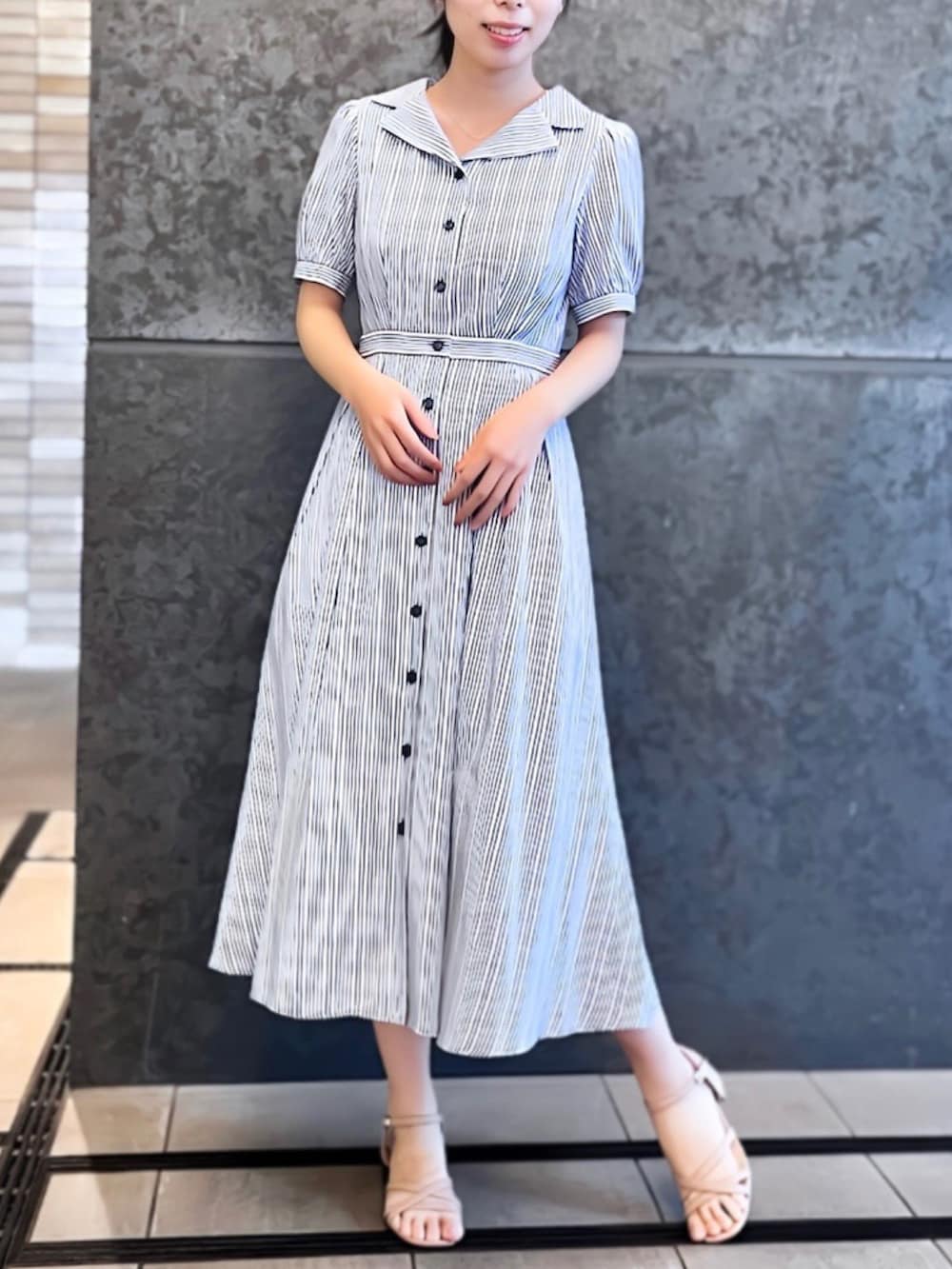 「お呼ばれコーデ、ウエストタック、夏ワンピース、STRAWBERRY-FIELDS、ストロベリーフィールズ、美人百花掲載、キャンディストライプ、クラシカルスタイル、なんばCITY店_YUZUKI、エレファントスリーブ」｜「STRAWBERRY-FIELDSのストライプクラシカルシャツワンピース（ワンピース、ブルー系）」を使った、STRAWBERRY-FIELDSさん（レディース・160cm）の春コーディネートの2枚目の写真