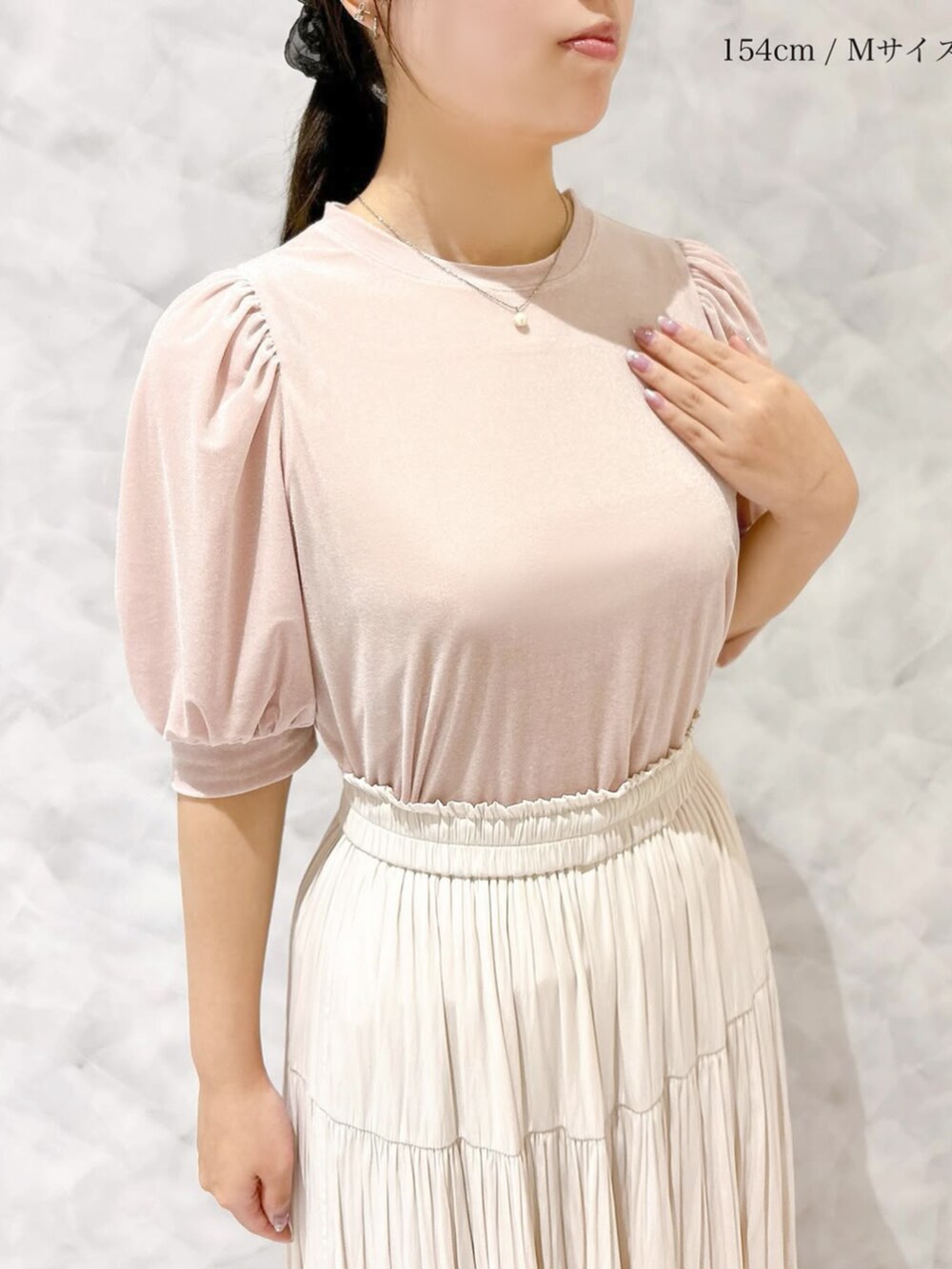 ピンク系のTシャツ/カットソーを着用したレディースの夏コーディネートの2枚目の写真